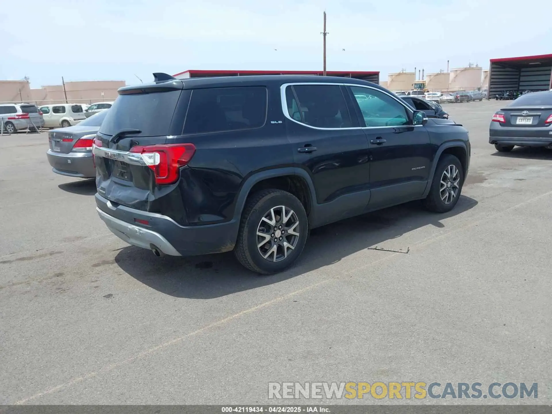 4 Photograph of a damaged car 1GKKNKLA2LZ138525 GMC ACADIA 2020