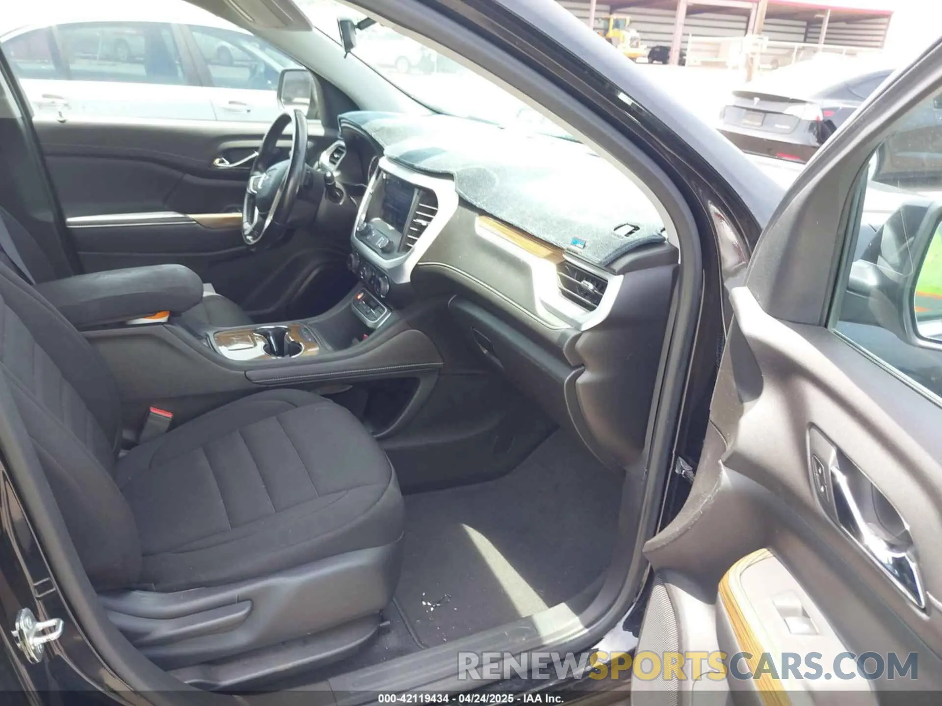 5 Photograph of a damaged car 1GKKNKLA2LZ138525 GMC ACADIA 2020