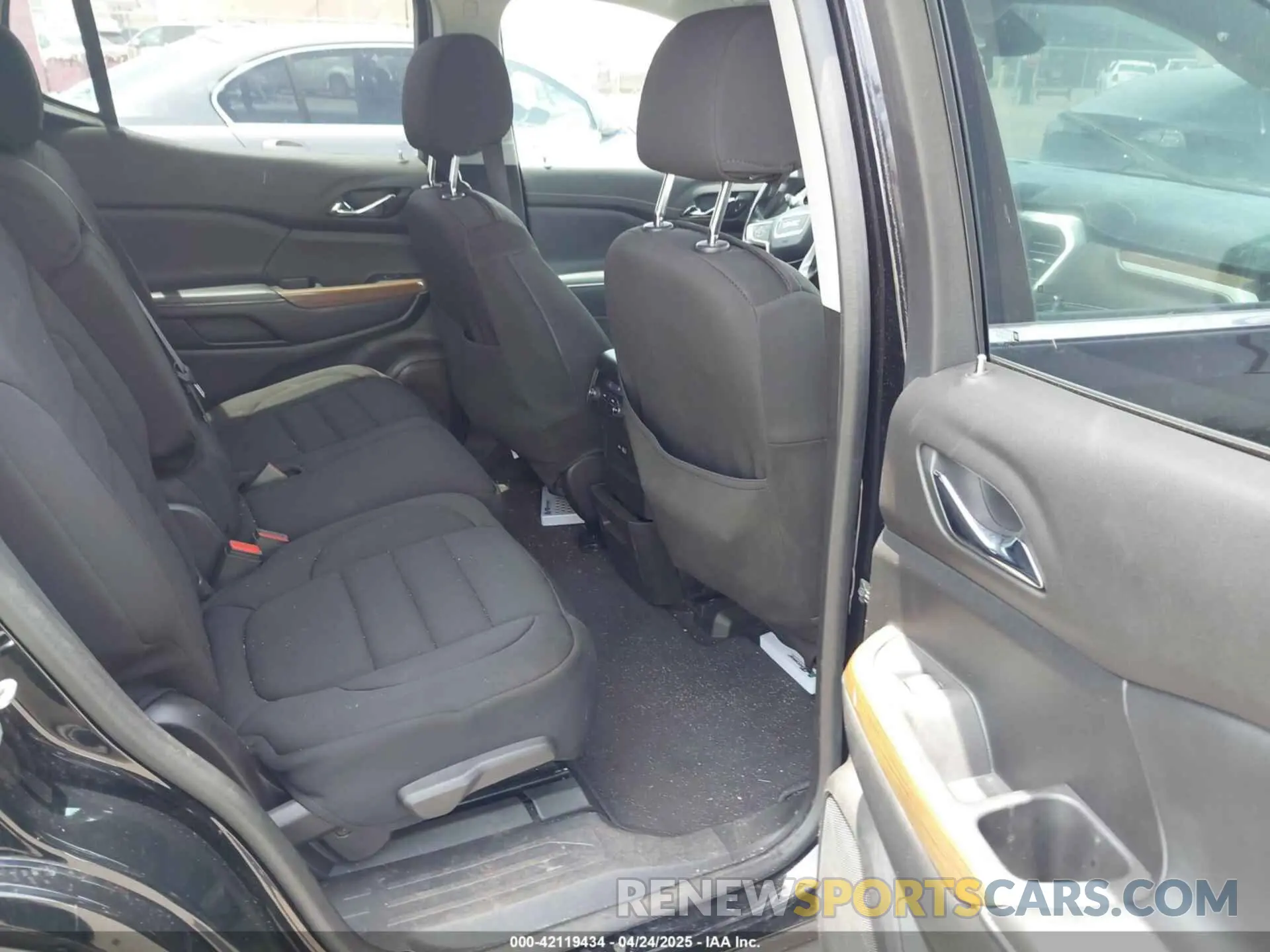 8 Photograph of a damaged car 1GKKNKLA2LZ138525 GMC ACADIA 2020