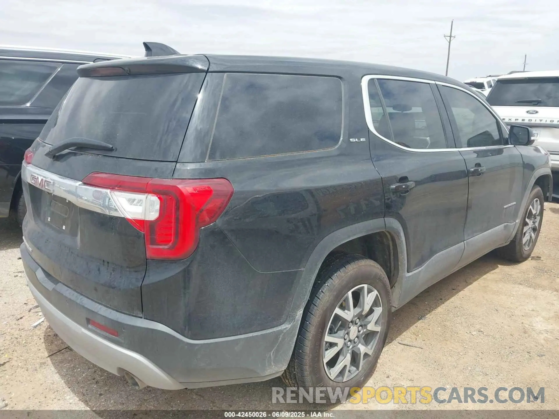 4 Photograph of a damaged car 1GKKNKLA3LZ234759 GMC ACADIA 2020