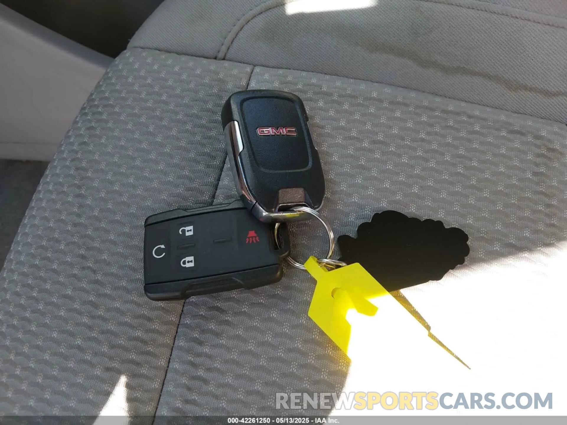 11 Photograph of a damaged car 1GKKNKLA4LZ164964 GMC ACADIA 2020