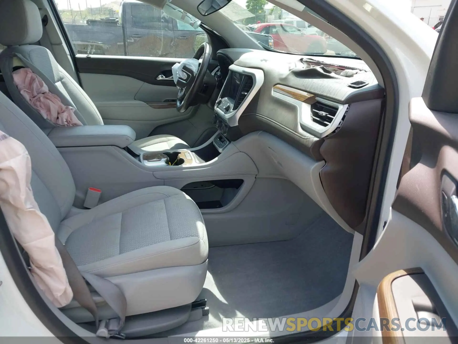 5 Photograph of a damaged car 1GKKNKLA4LZ164964 GMC ACADIA 2020