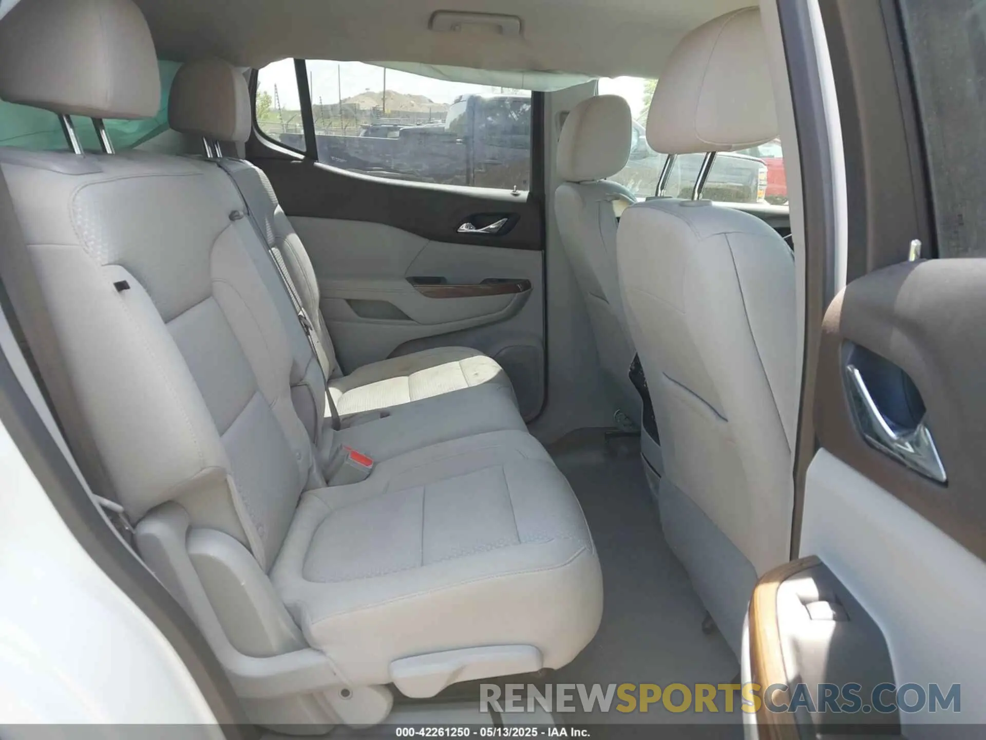 8 Photograph of a damaged car 1GKKNKLA4LZ164964 GMC ACADIA 2020