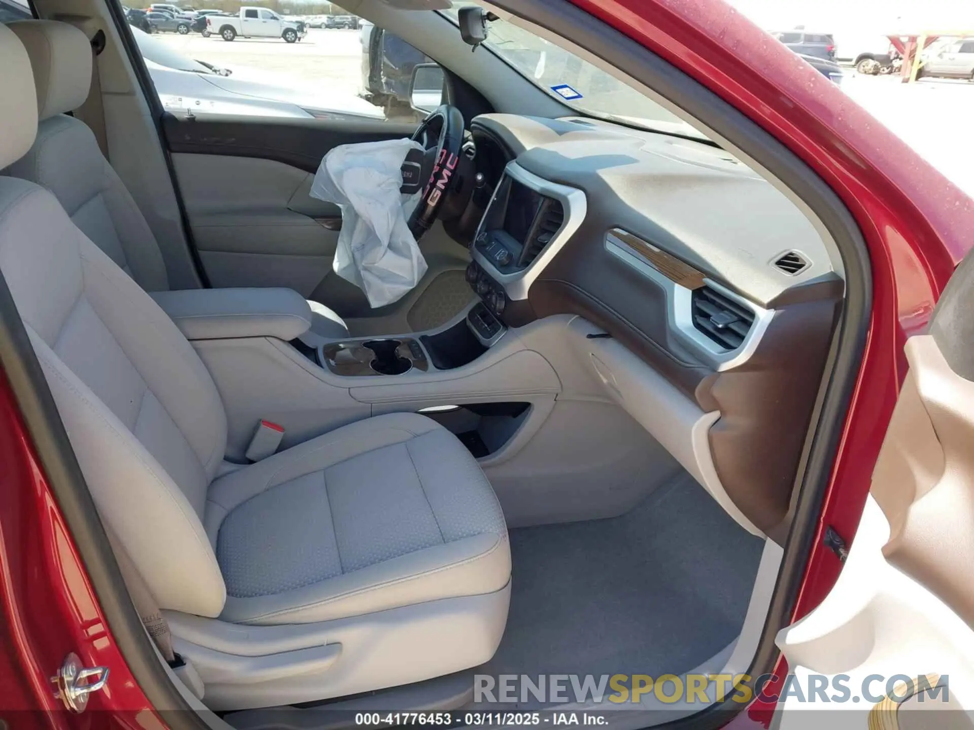 5 Photograph of a damaged car 1GKKNKLA4LZ166973 GMC ACADIA 2020