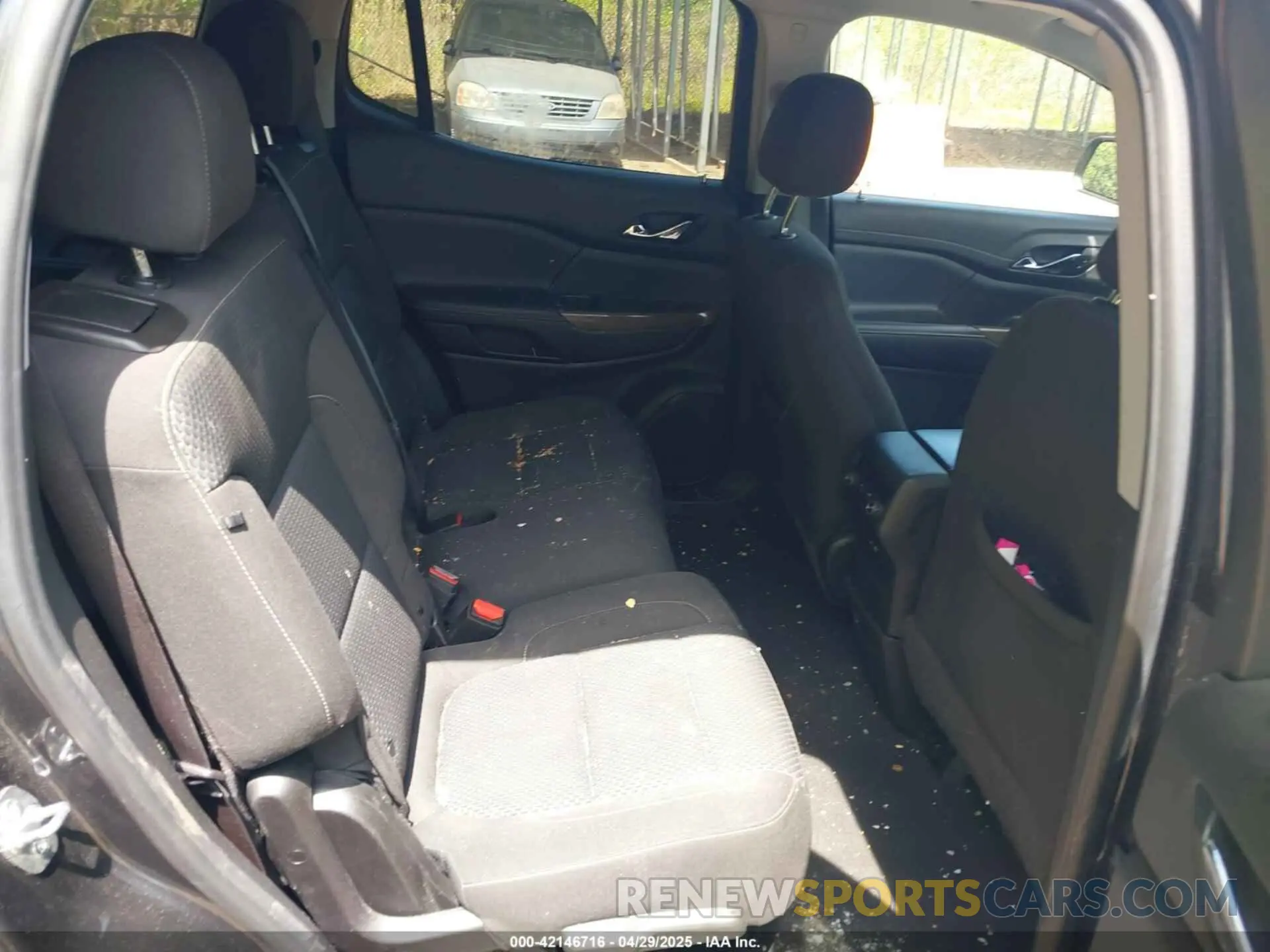 8 Photograph of a damaged car 1GKKNKLA4LZ223060 GMC ACADIA 2020