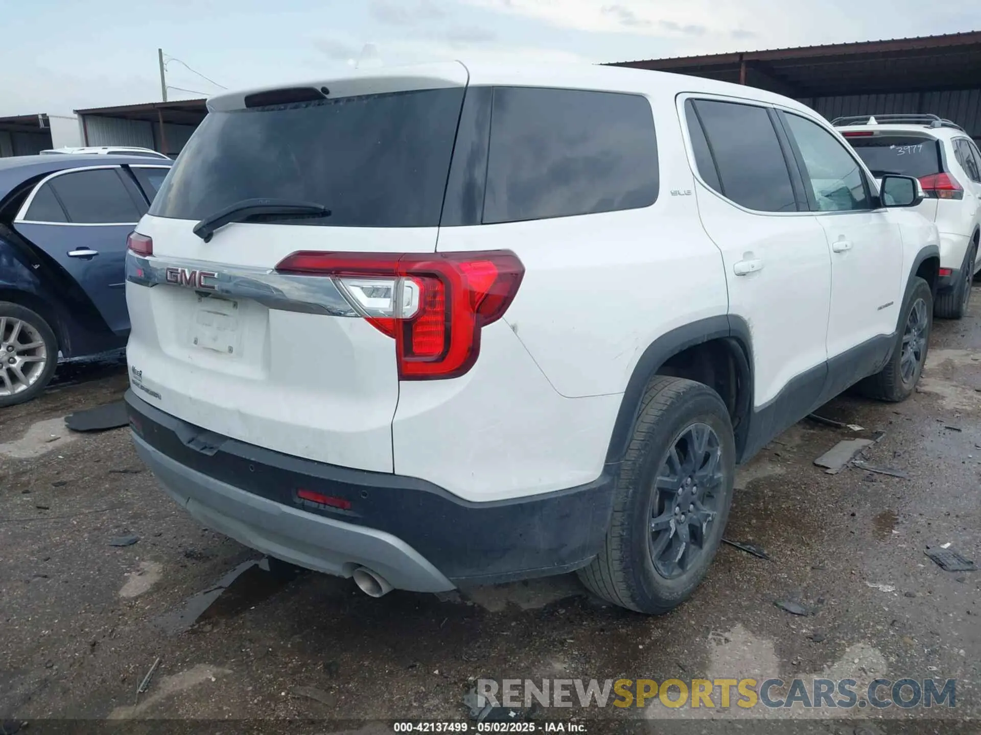 4 Photograph of a damaged car 1GKKNKLA5LZ195298 GMC ACADIA 2020