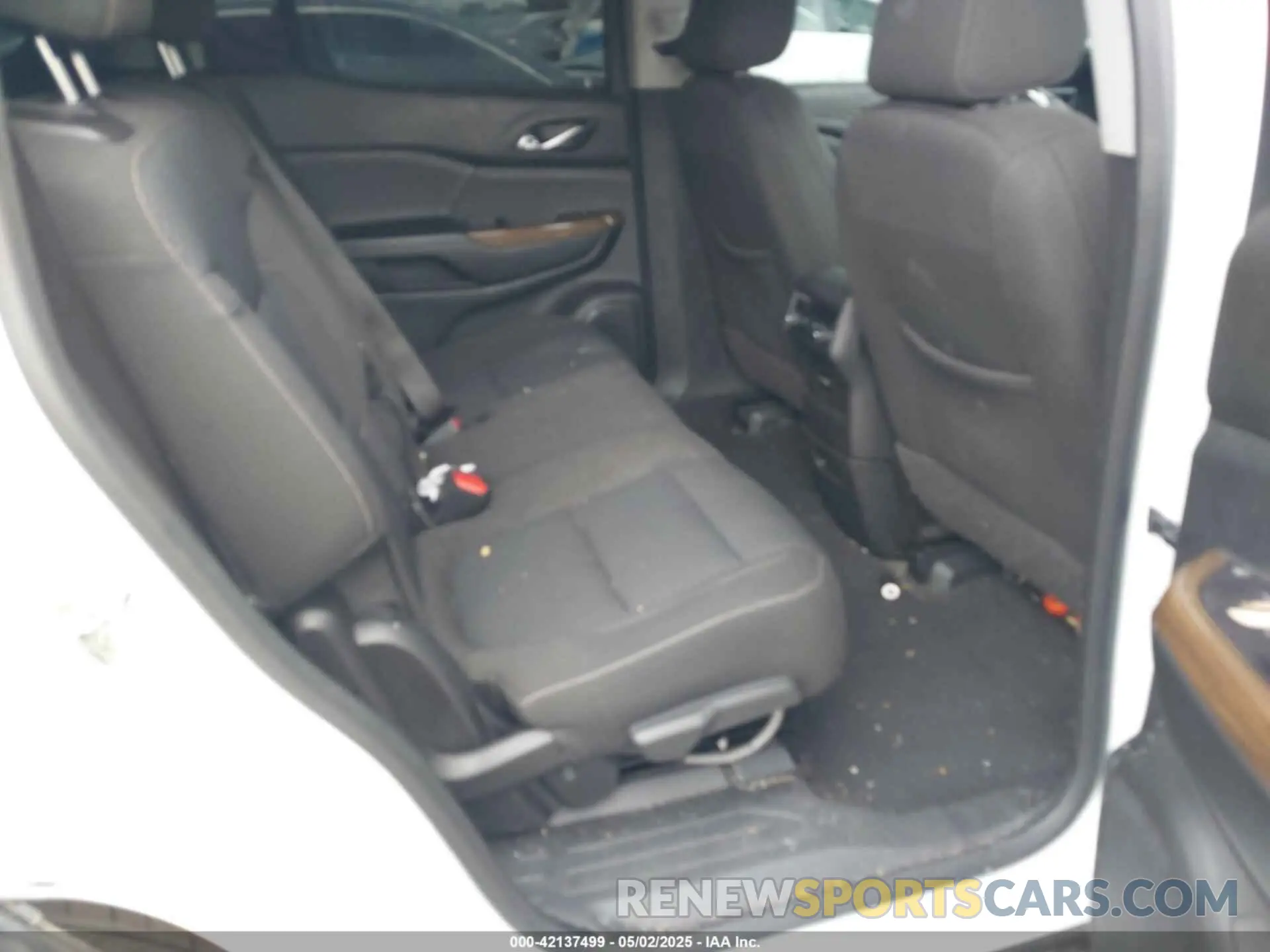 8 Photograph of a damaged car 1GKKNKLA5LZ195298 GMC ACADIA 2020