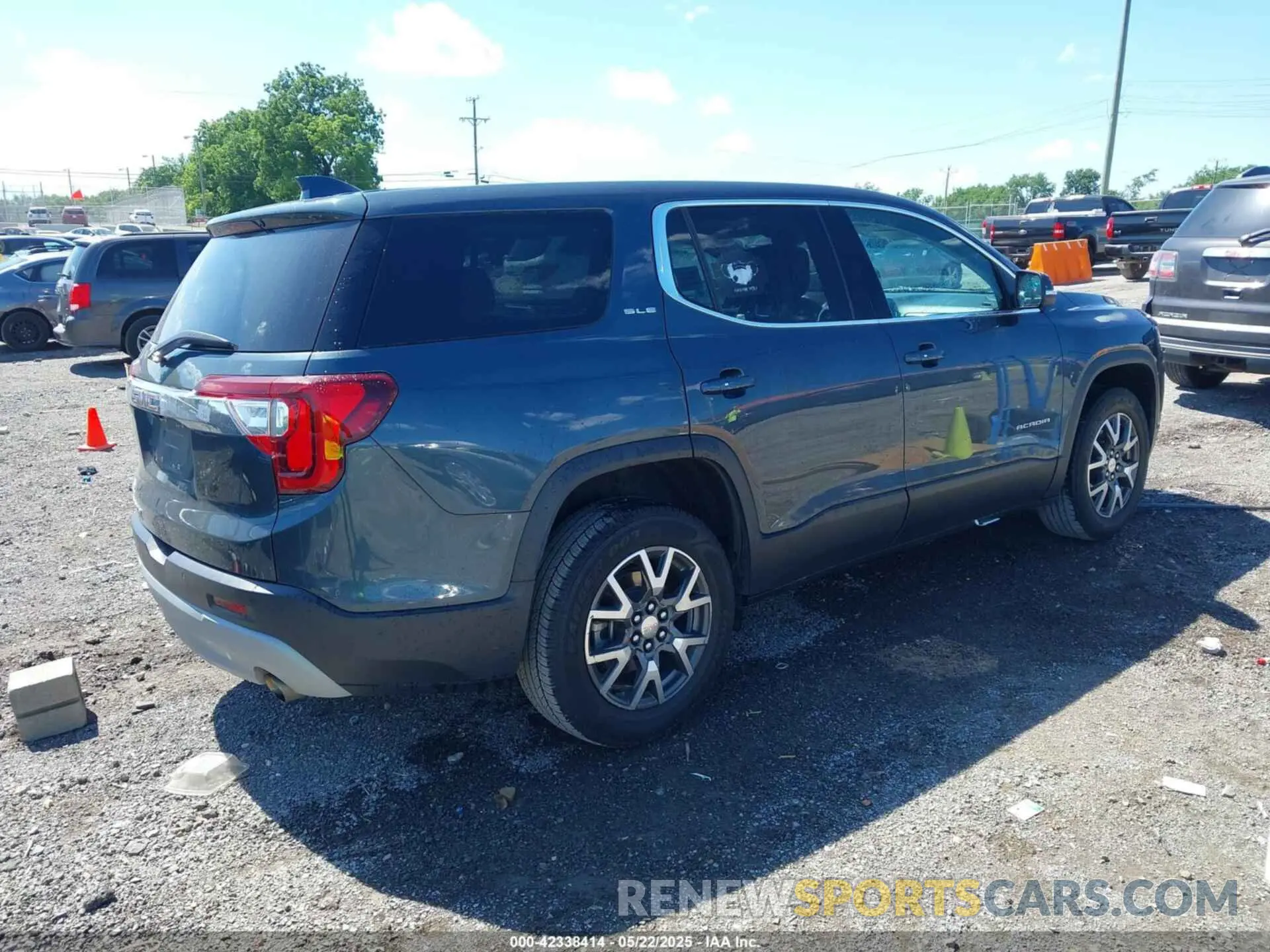 4 Photograph of a damaged car 1GKKNKLA6LZ174220 GMC ACADIA 2020