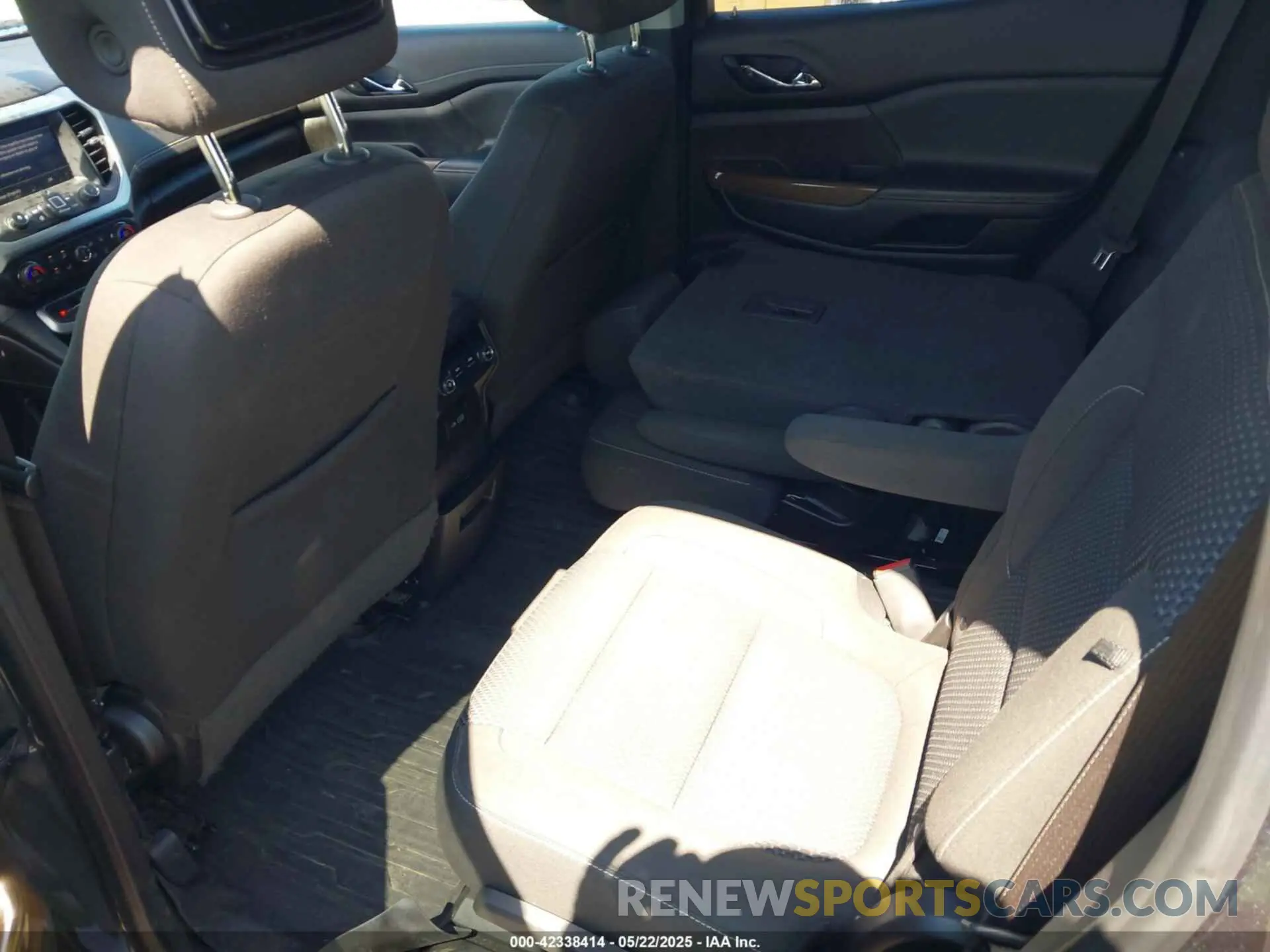8 Photograph of a damaged car 1GKKNKLA6LZ174220 GMC ACADIA 2020