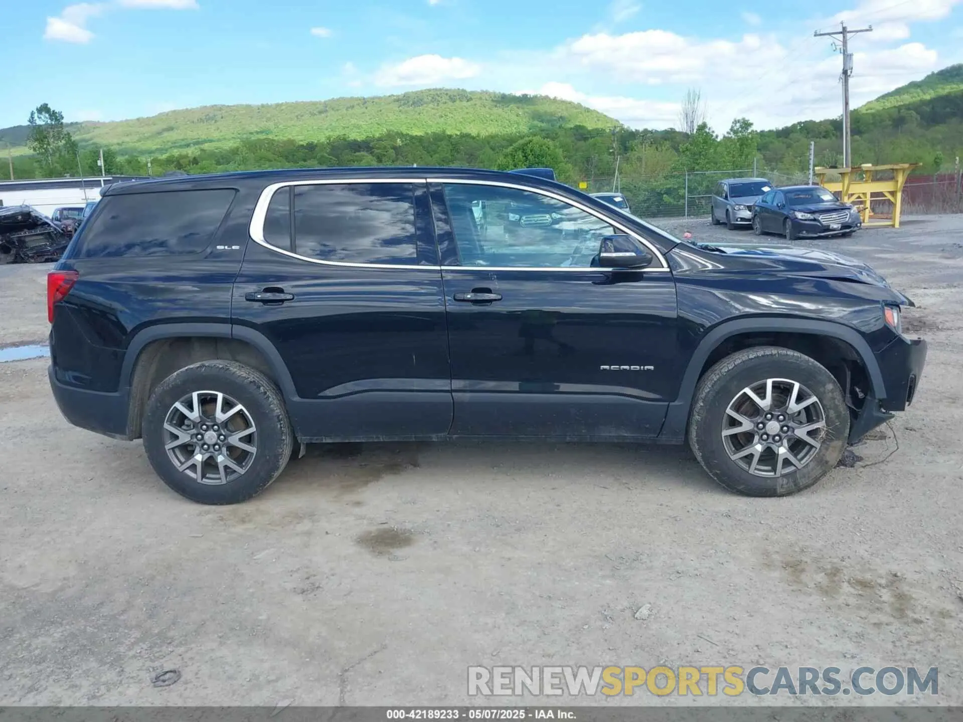 14 Photograph of a damaged car 1GKKNKLA6LZ175223 GMC ACADIA 2020