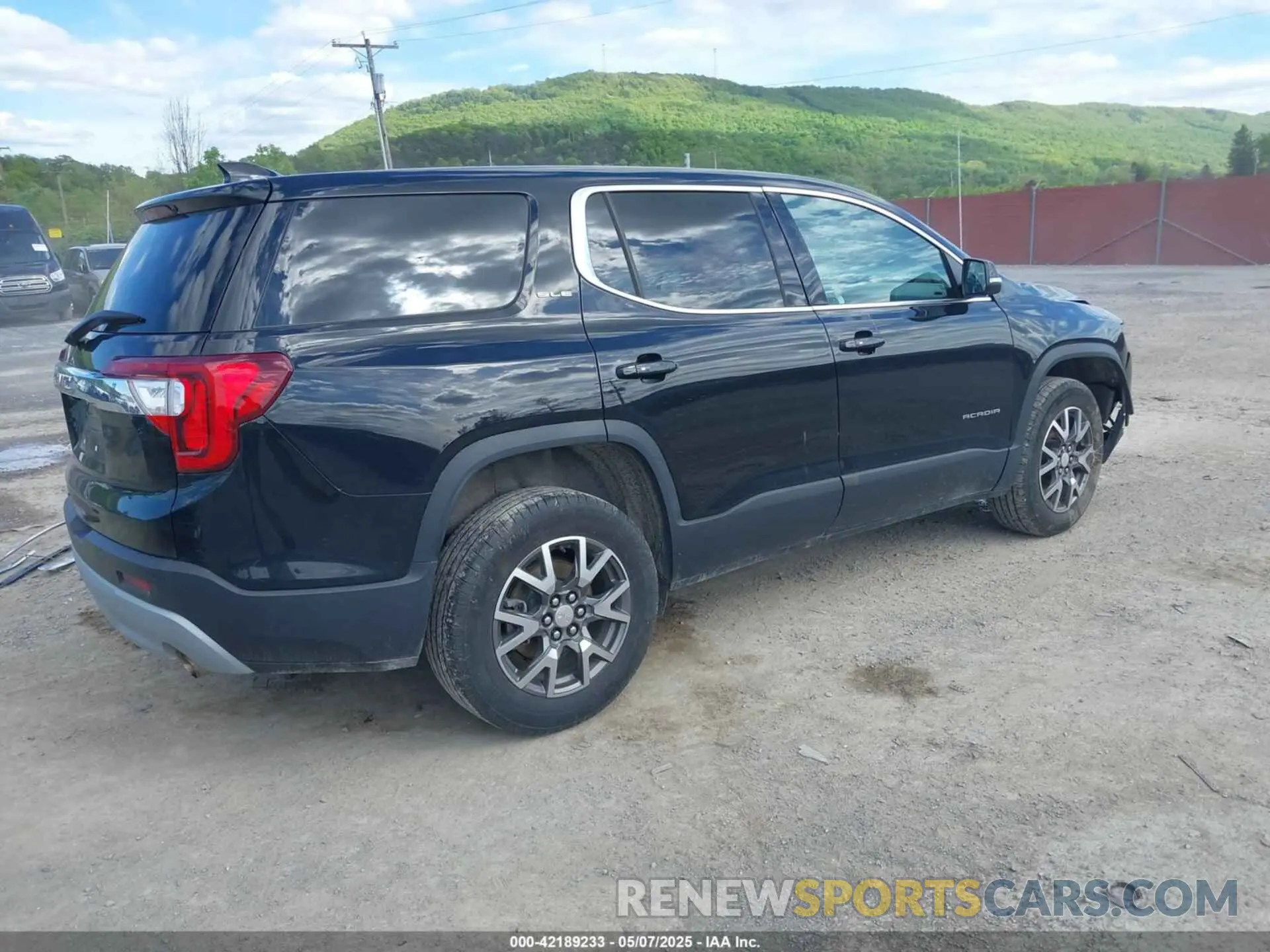 4 Photograph of a damaged car 1GKKNKLA6LZ175223 GMC ACADIA 2020
