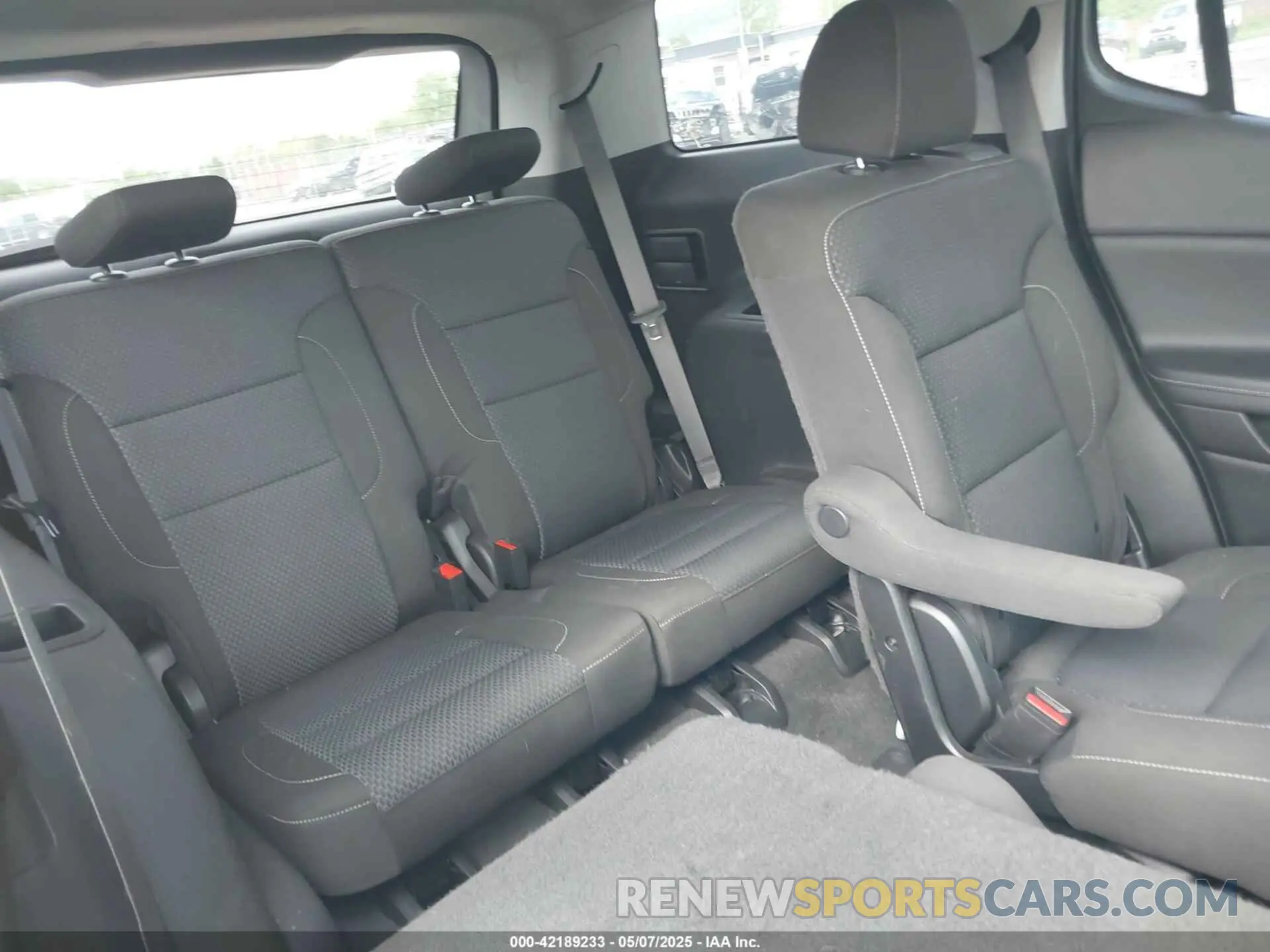 8 Photograph of a damaged car 1GKKNKLA6LZ175223 GMC ACADIA 2020