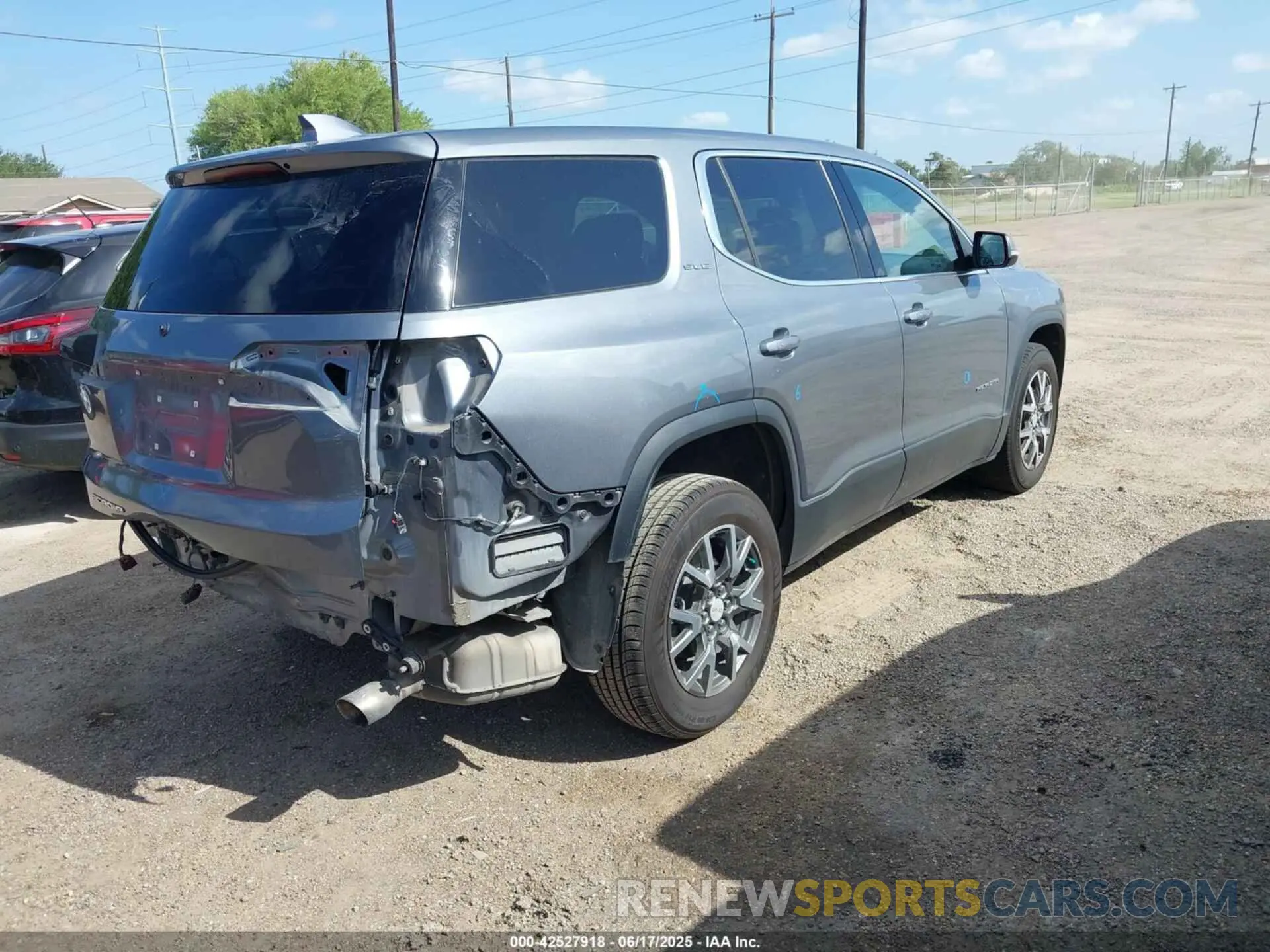 4 Photograph of a damaged car 1GKKNKLA7LZ182875 GMC ACADIA 2020