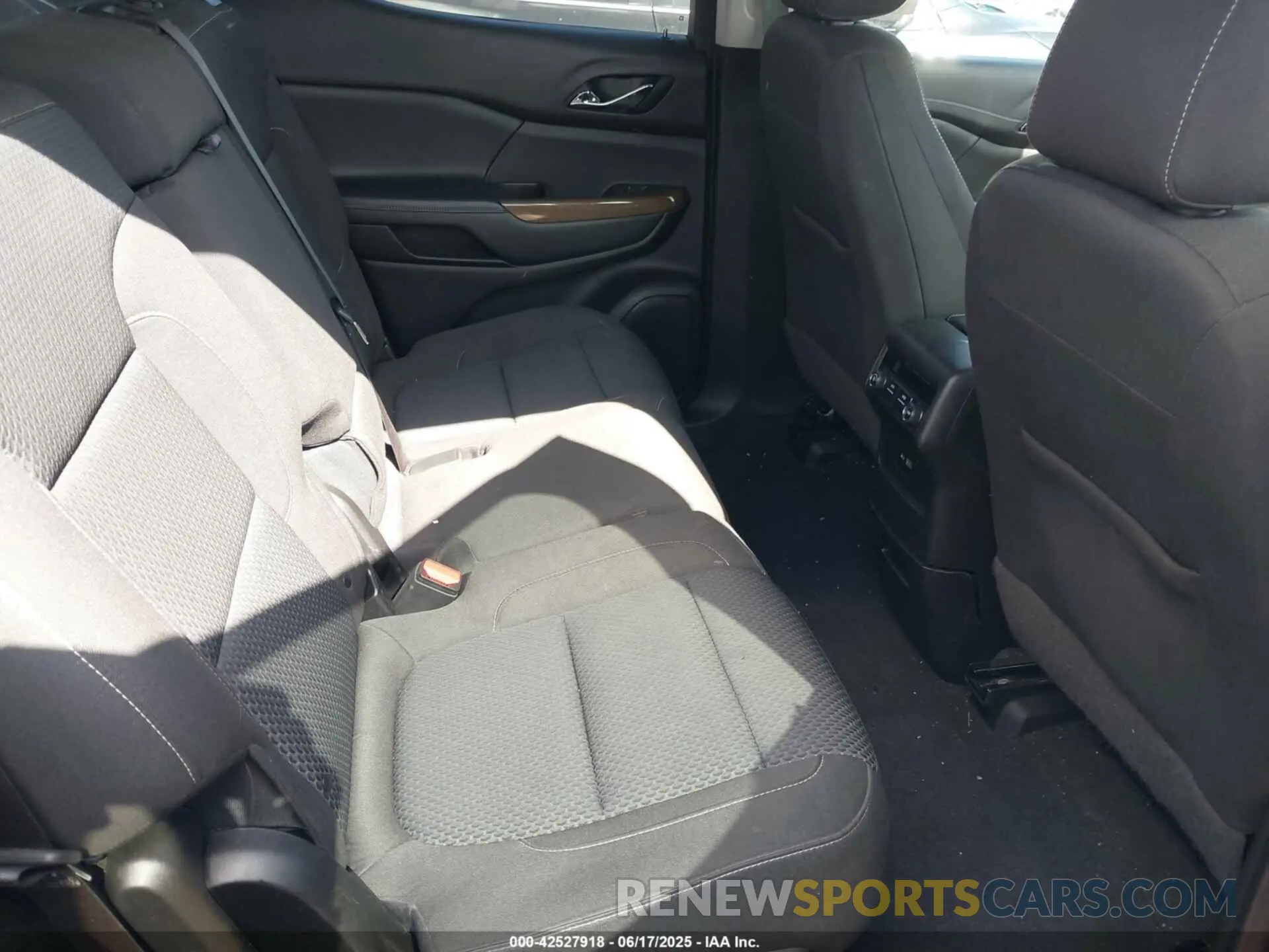 8 Photograph of a damaged car 1GKKNKLA7LZ182875 GMC ACADIA 2020