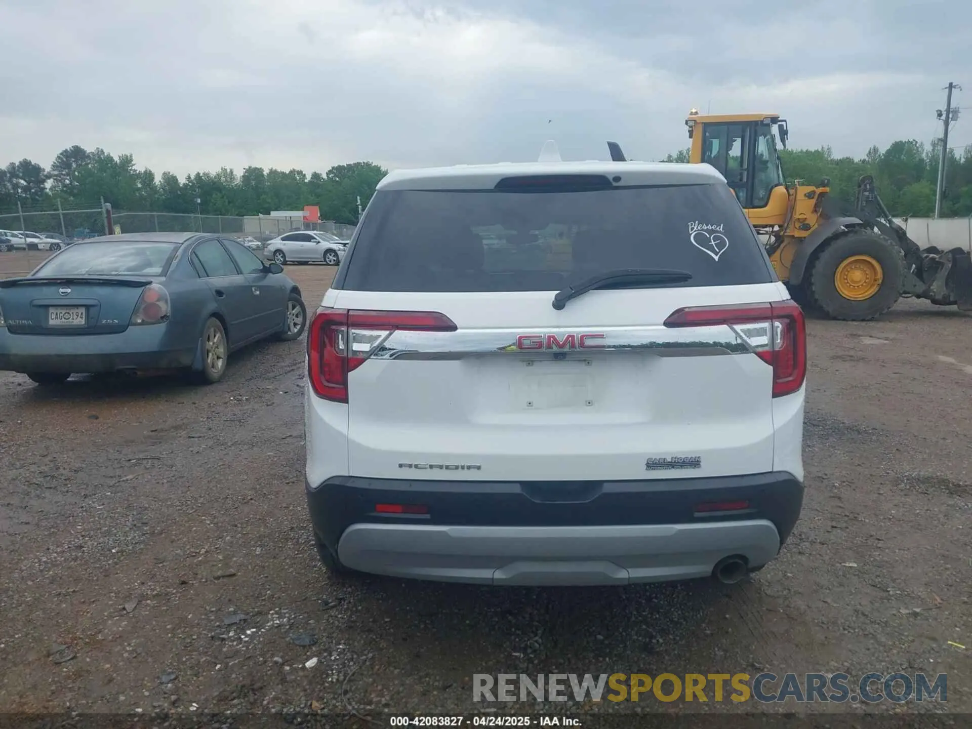 17 Photograph of a damaged car 1GKKNKLA7LZ193312 GMC ACADIA 2020