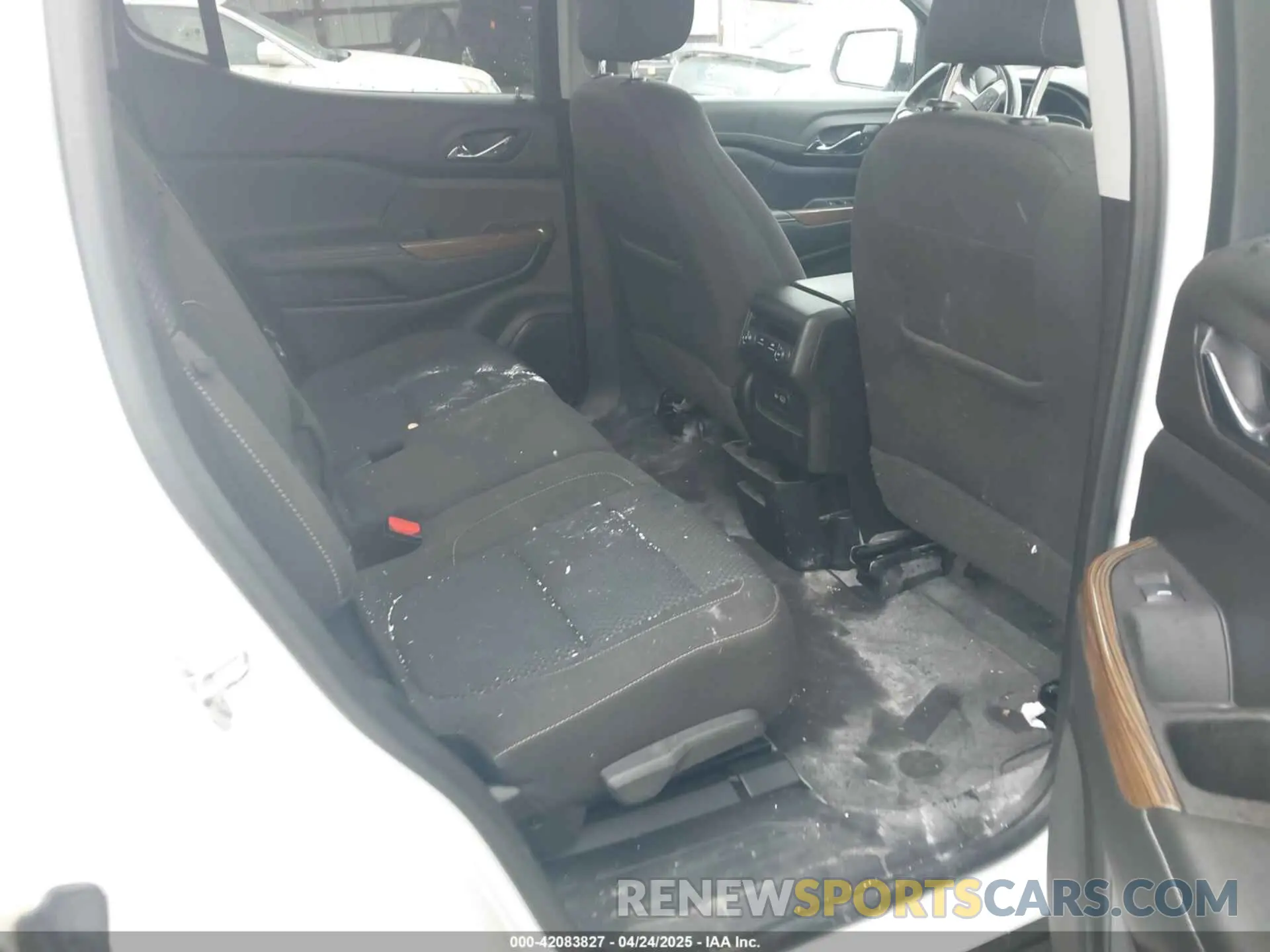8 Photograph of a damaged car 1GKKNKLA7LZ193312 GMC ACADIA 2020