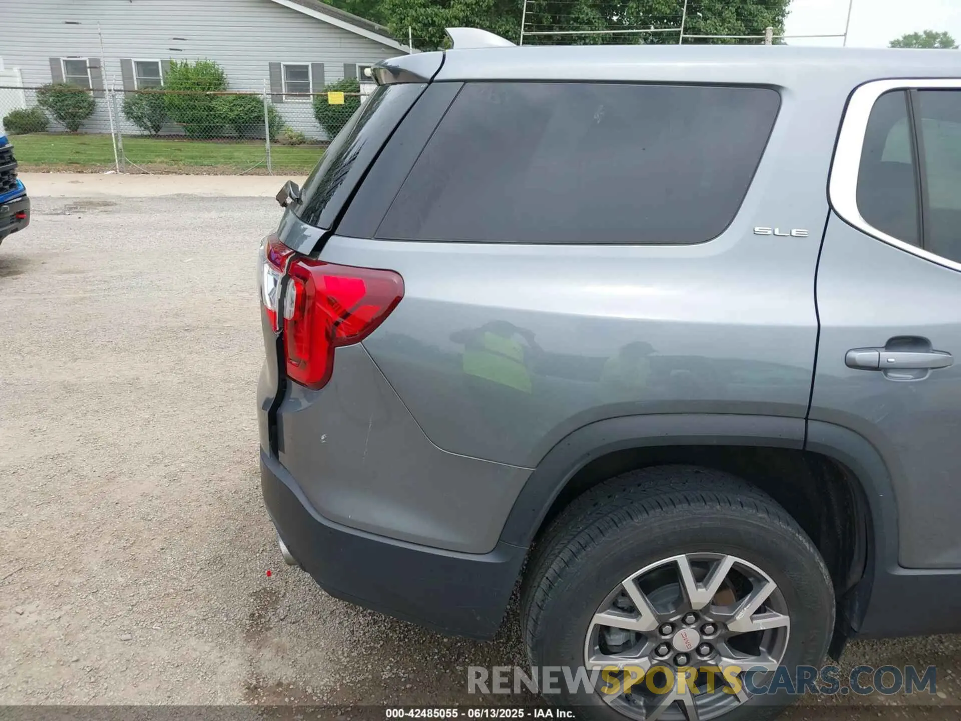 18 Photograph of a damaged car 1GKKNKLA8LZ153059 GMC ACADIA 2020