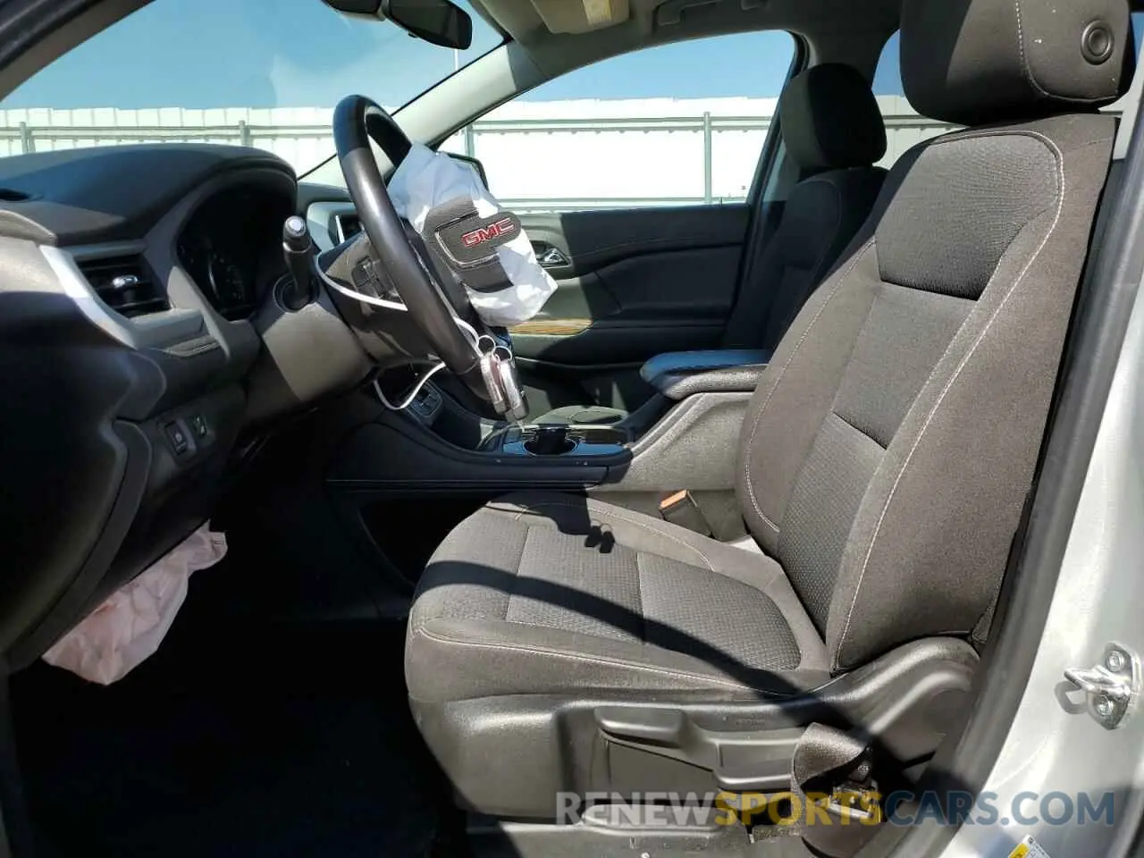 7 Photograph of a damaged car 1GKKNKLA8LZ208318 GMC ACADIA 2020