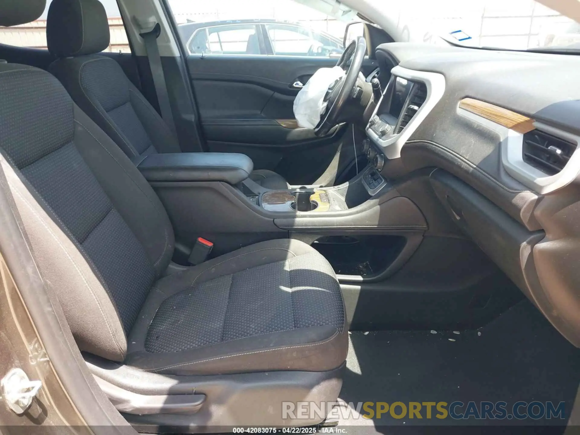 5 Photograph of a damaged car 1GKKNKLAXLZ166105 GMC ACADIA 2020