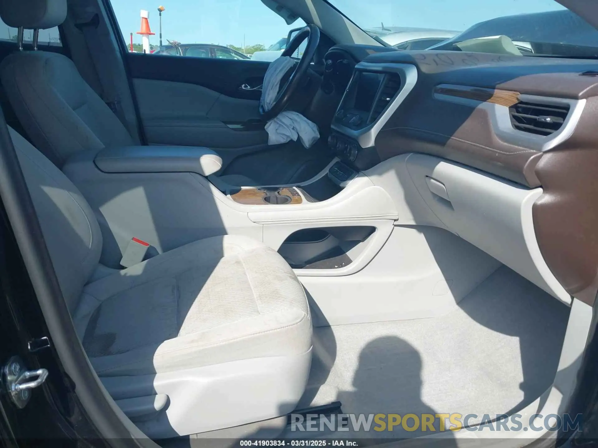 5 Photograph of a damaged car 1GKKNKLAXLZ210734 GMC ACADIA 2020