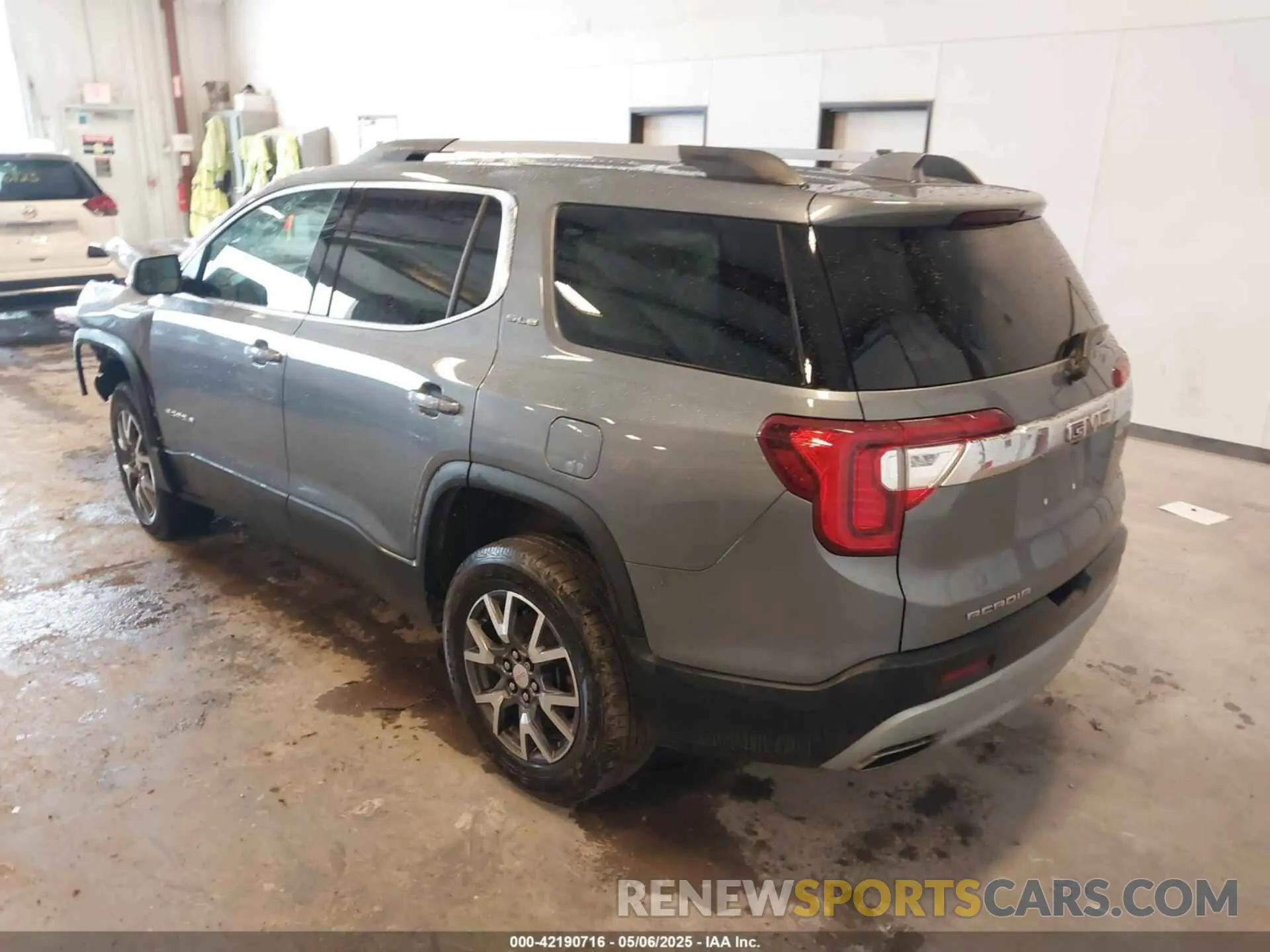 3 Photograph of a damaged car 1GKKNKLS2LZ186745 GMC ACADIA 2020
