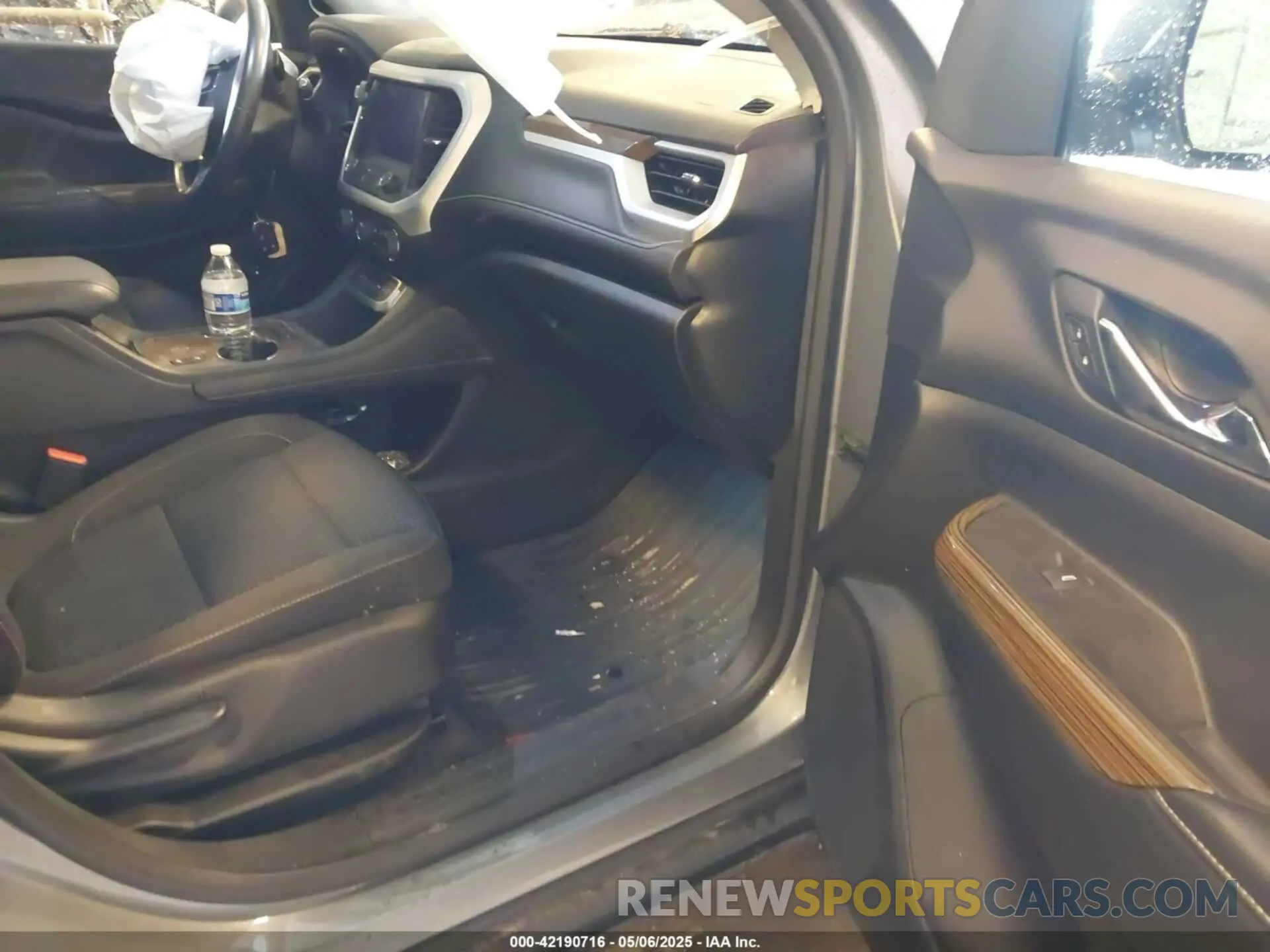 5 Photograph of a damaged car 1GKKNKLS2LZ186745 GMC ACADIA 2020
