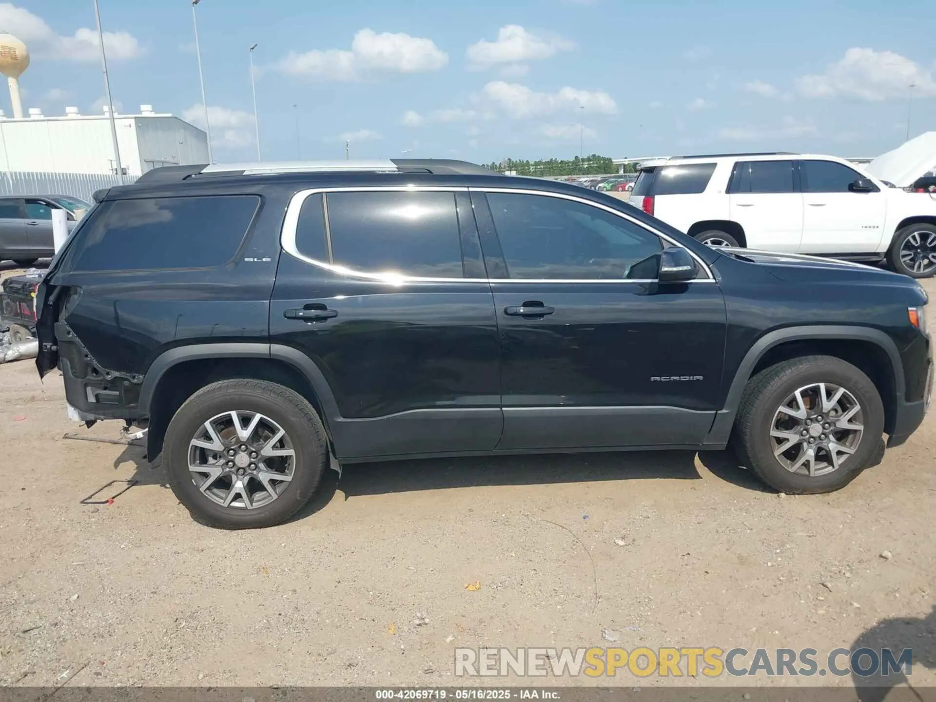 13 Photograph of a damaged car 1GKKNKLS4LZ128815 GMC ACADIA 2020