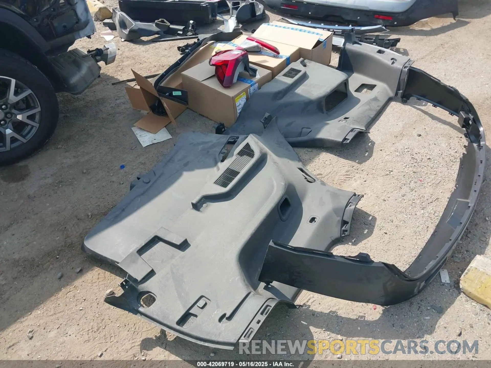 19 Photograph of a damaged car 1GKKNKLS4LZ128815 GMC ACADIA 2020
