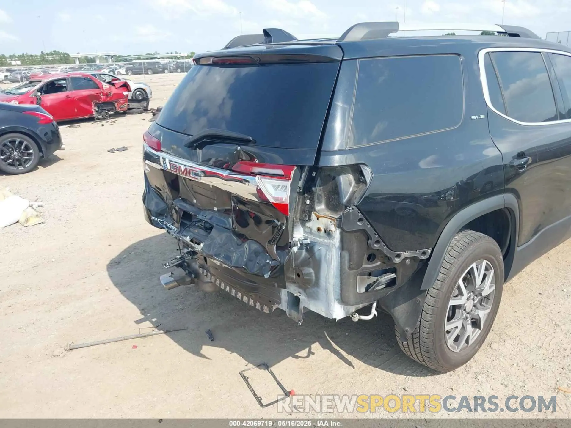 21 Photograph of a damaged car 1GKKNKLS4LZ128815 GMC ACADIA 2020