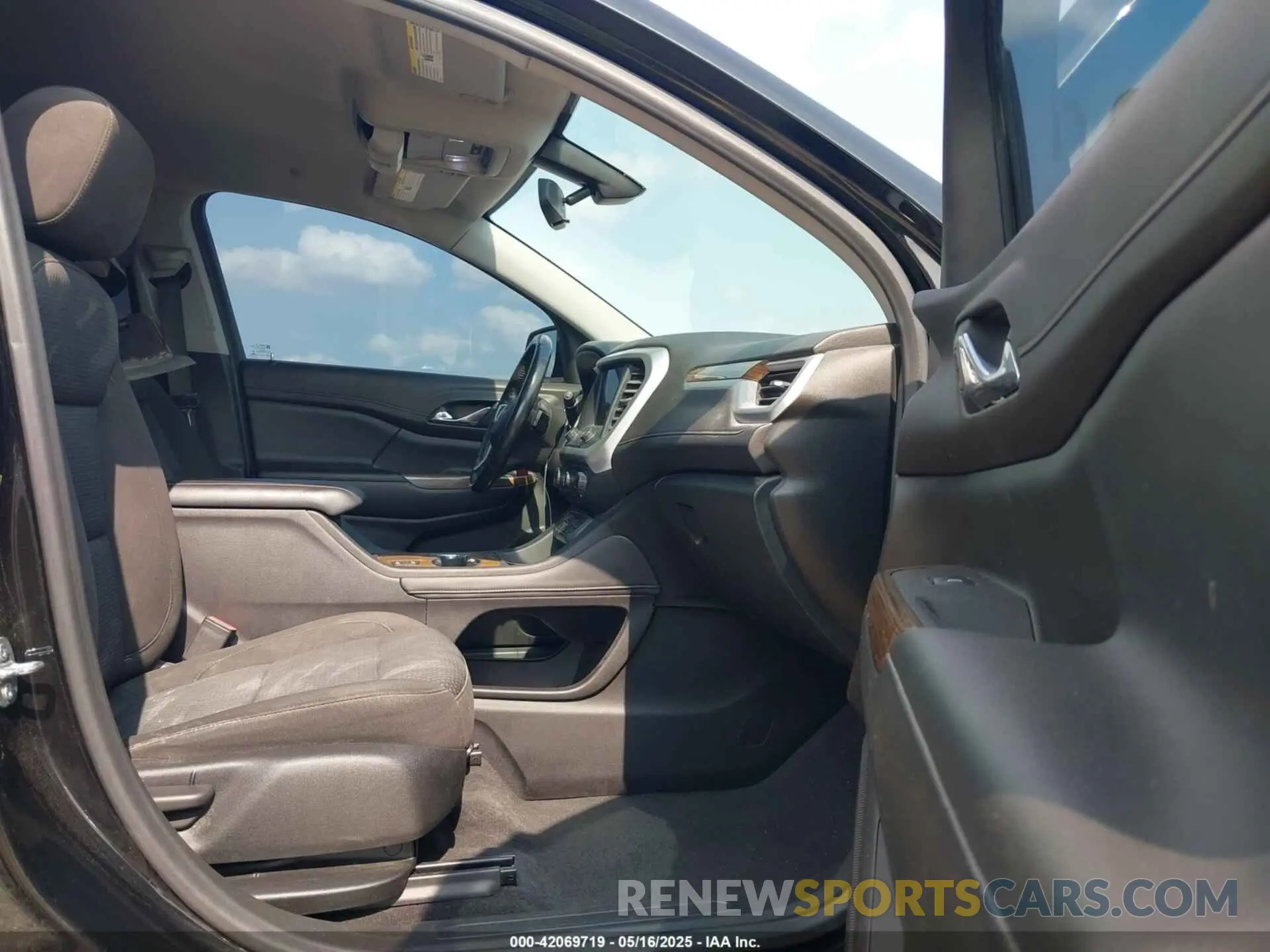 5 Photograph of a damaged car 1GKKNKLS4LZ128815 GMC ACADIA 2020