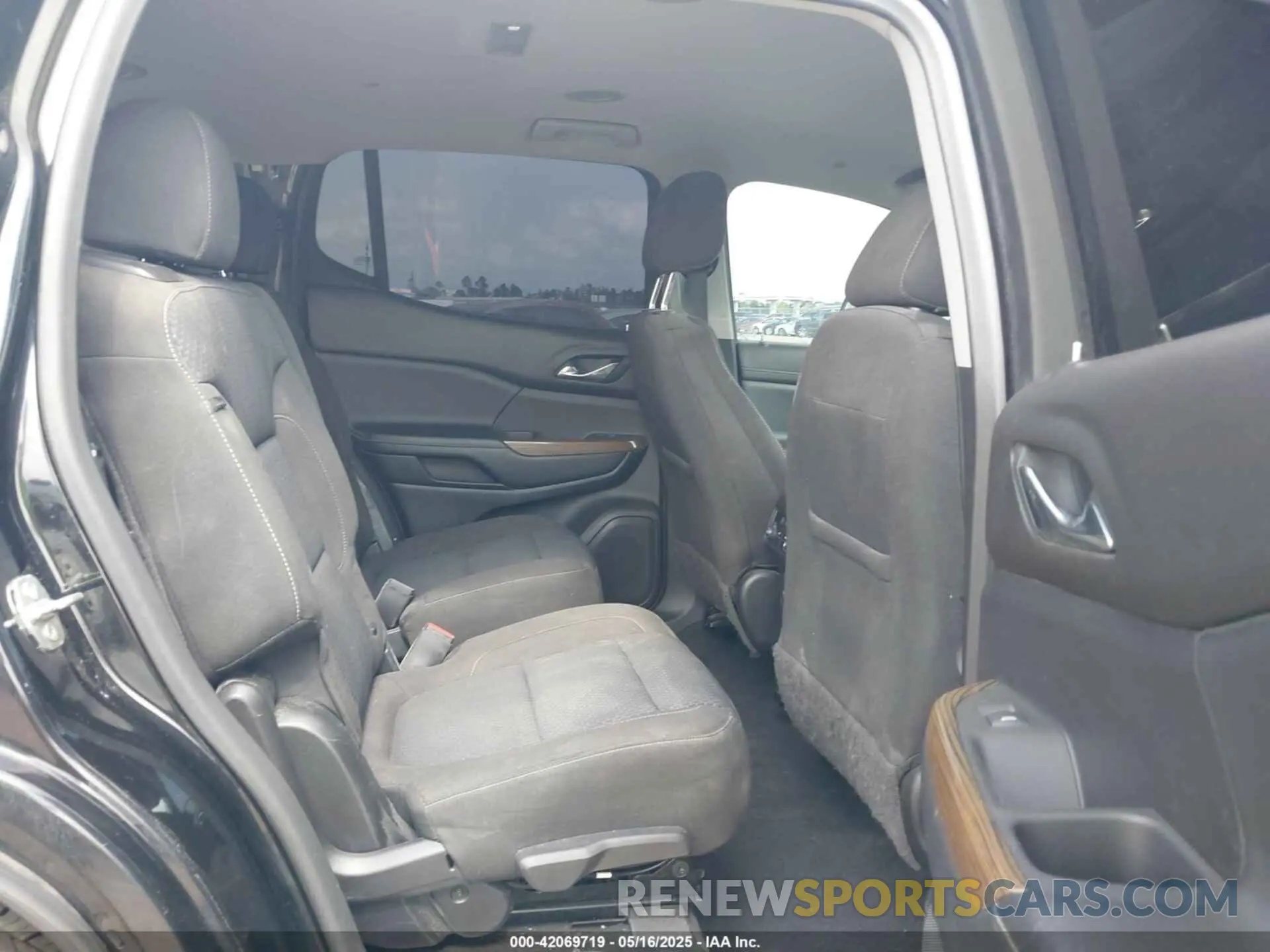 8 Photograph of a damaged car 1GKKNKLS4LZ128815 GMC ACADIA 2020