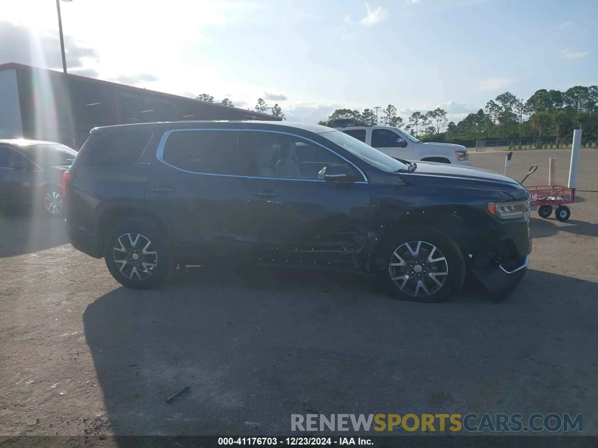 13 Photograph of a damaged car 1GKKNKLS4LZ225173 GMC ACADIA 2020