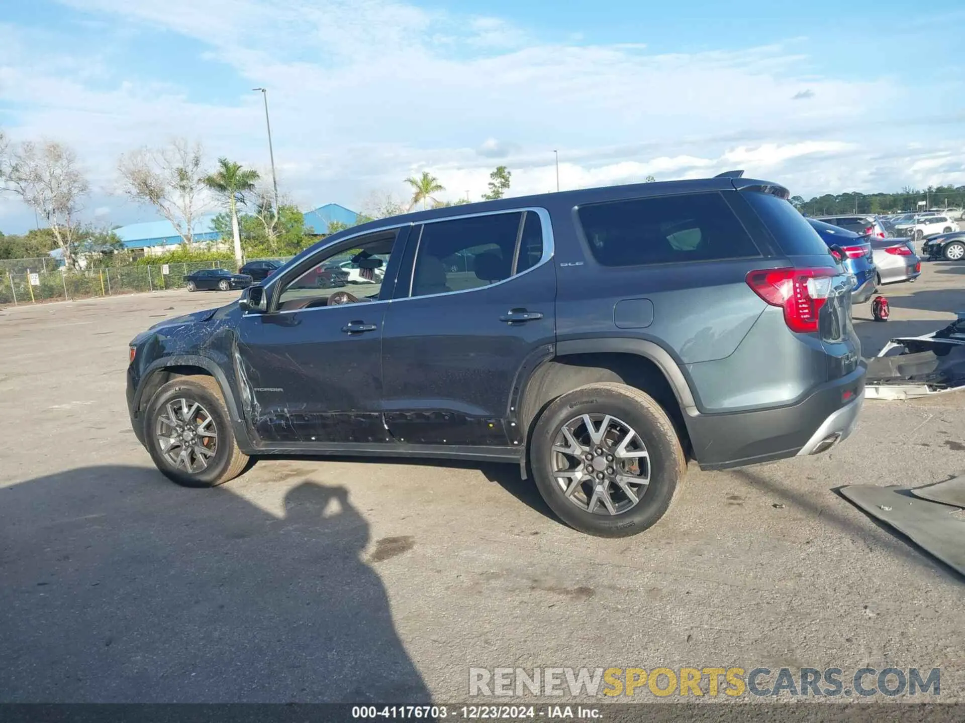 14 Photograph of a damaged car 1GKKNKLS4LZ225173 GMC ACADIA 2020
