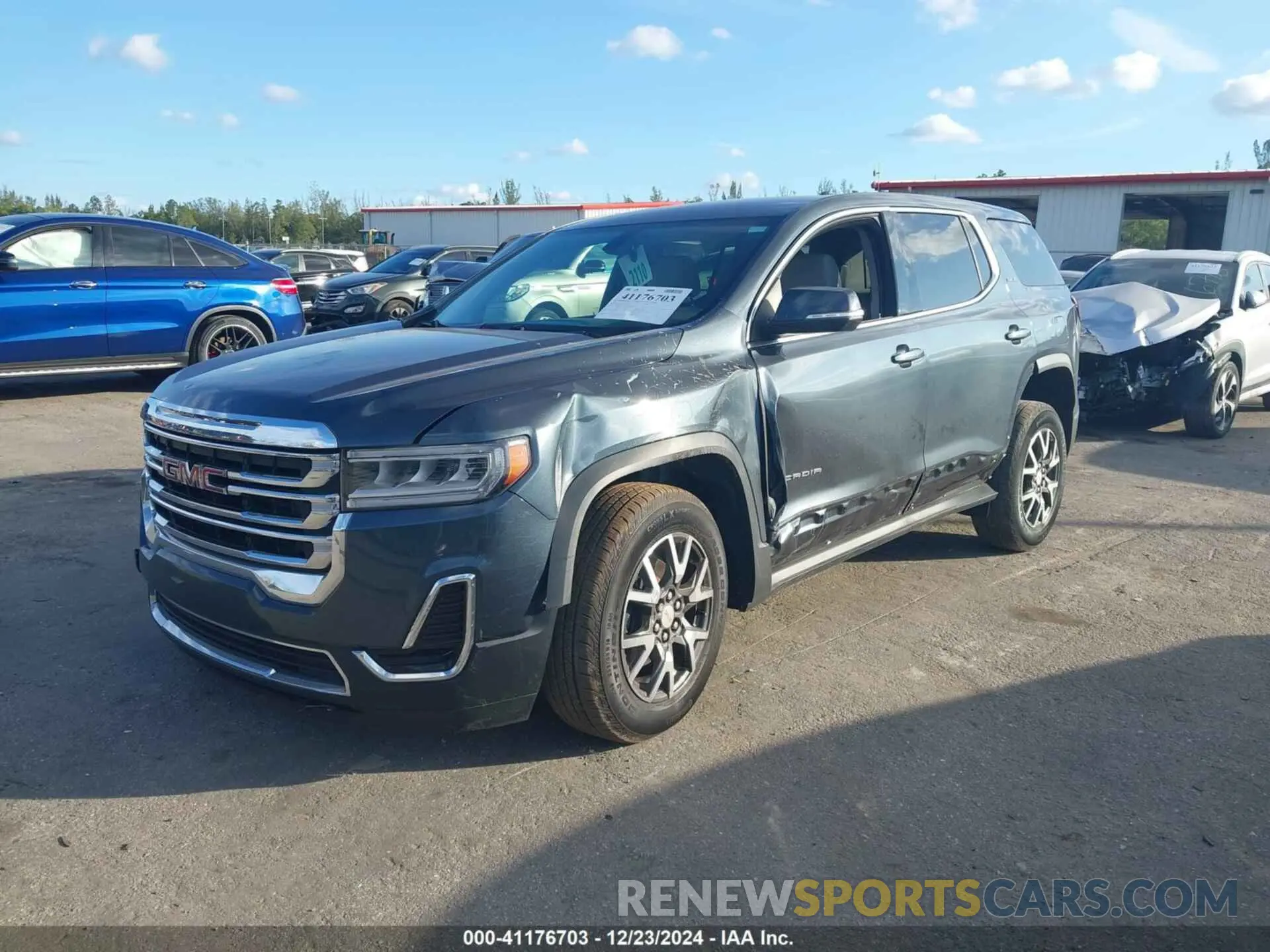 2 Photograph of a damaged car 1GKKNKLS4LZ225173 GMC ACADIA 2020