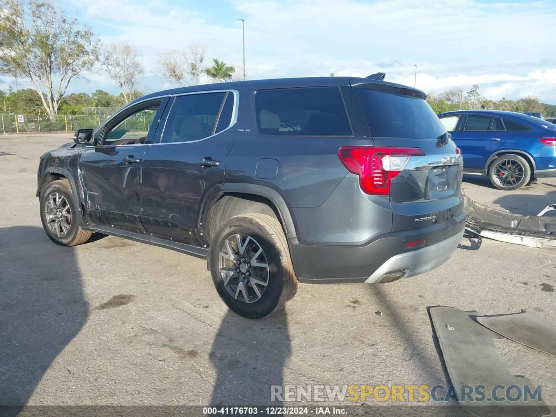 3 Photograph of a damaged car 1GKKNKLS4LZ225173 GMC ACADIA 2020