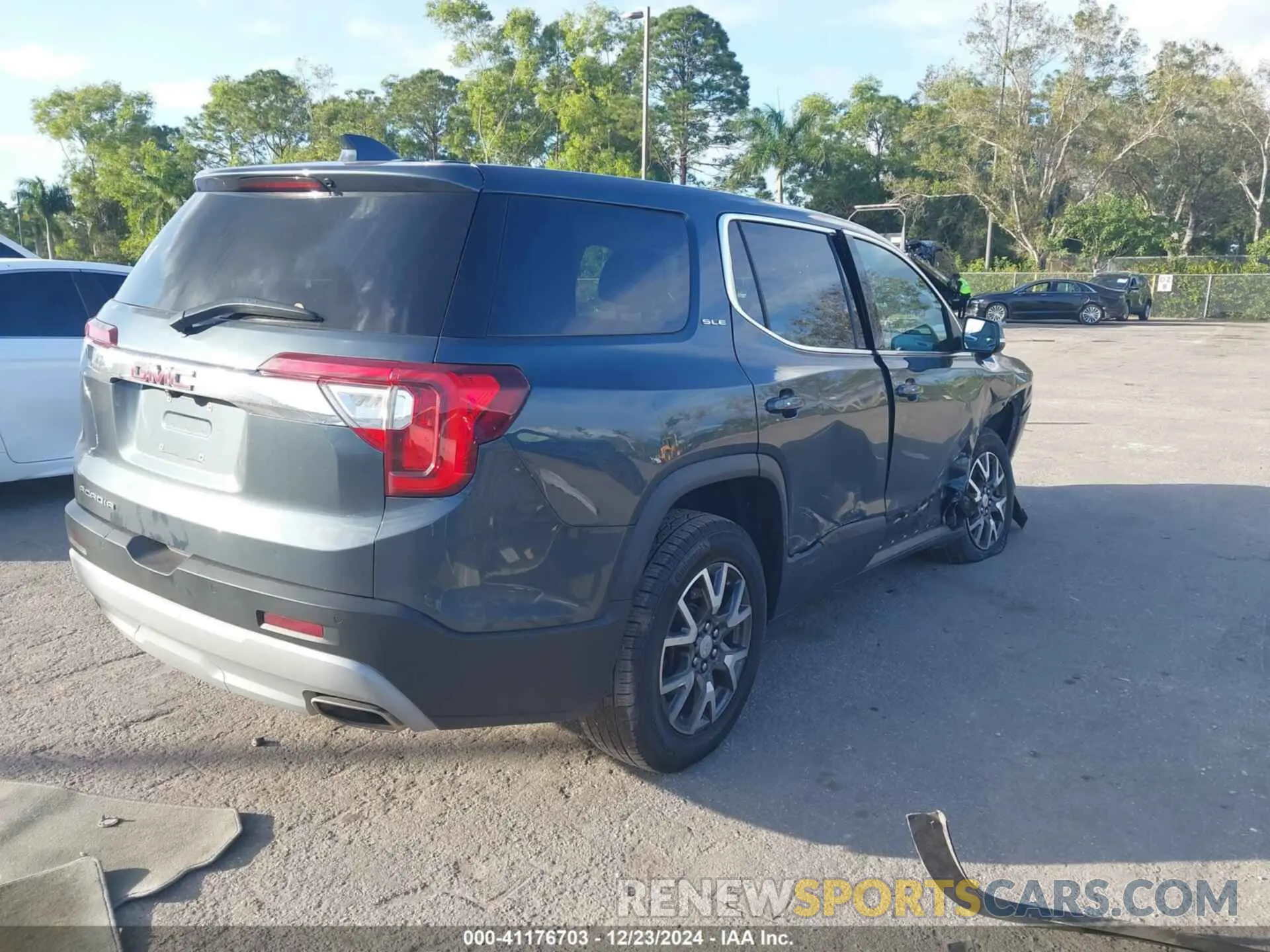 4 Photograph of a damaged car 1GKKNKLS4LZ225173 GMC ACADIA 2020