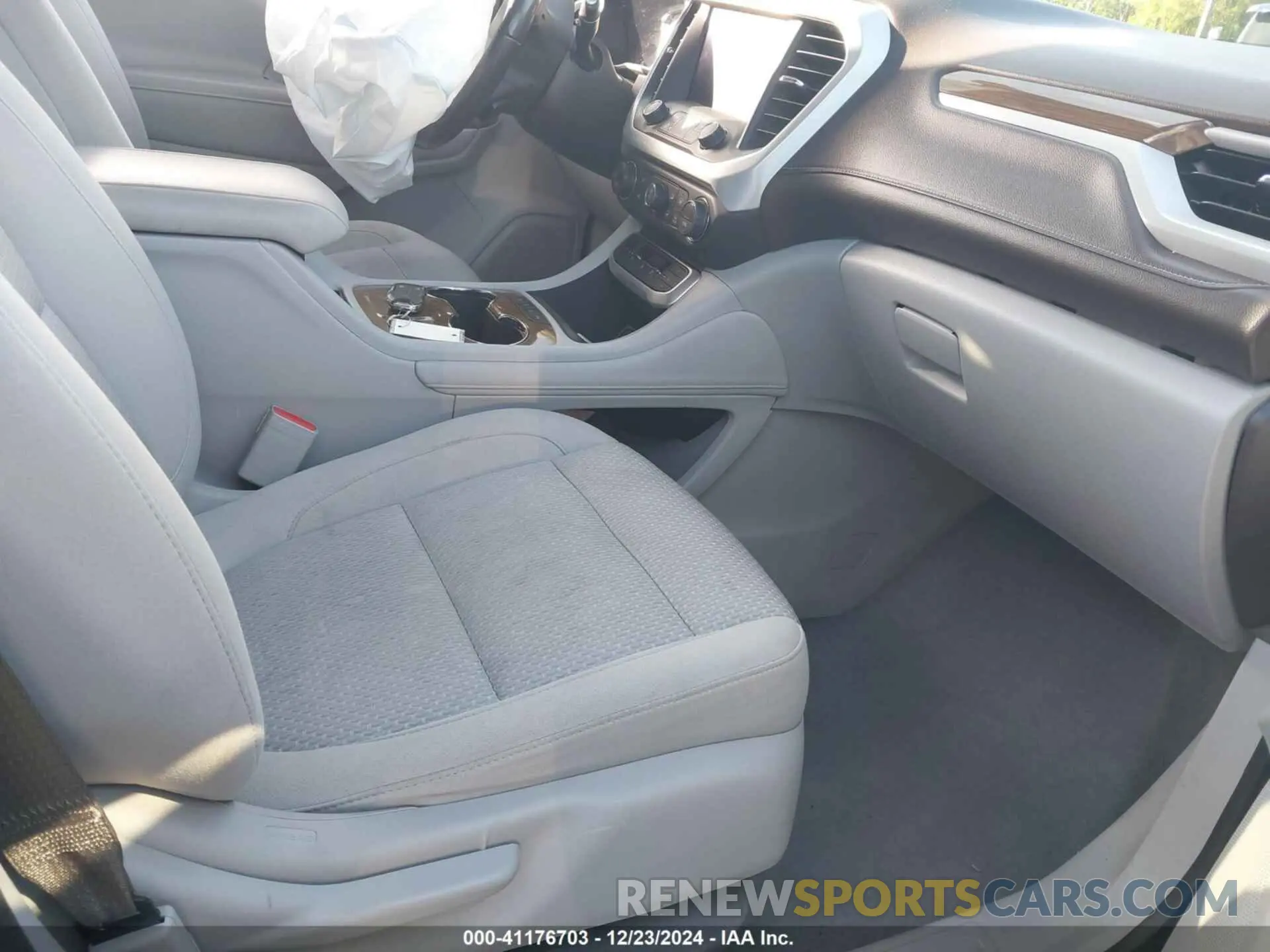 5 Photograph of a damaged car 1GKKNKLS4LZ225173 GMC ACADIA 2020