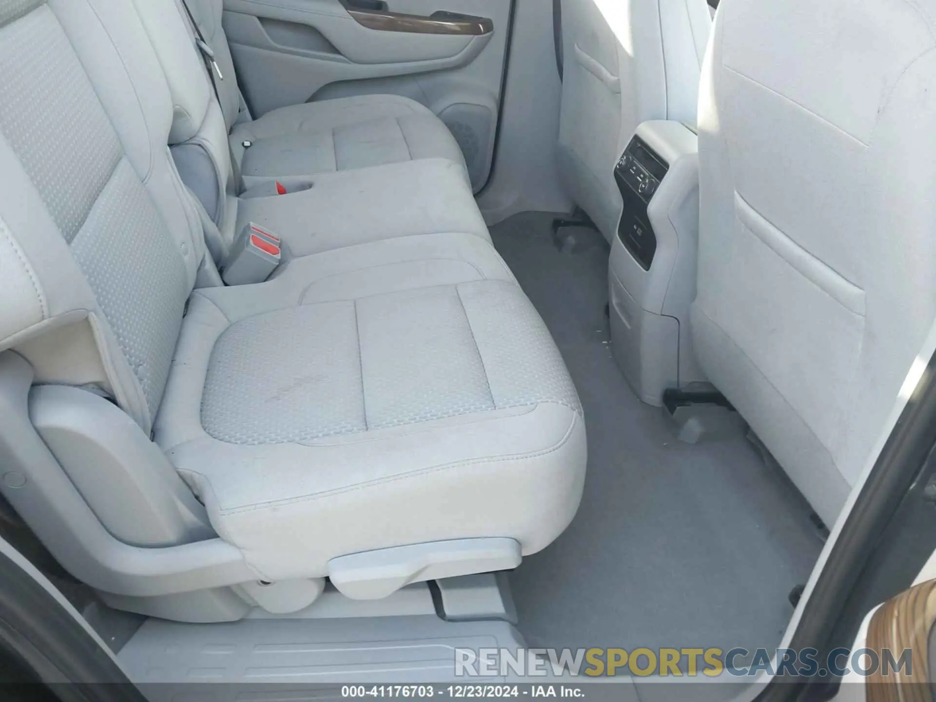 8 Photograph of a damaged car 1GKKNKLS4LZ225173 GMC ACADIA 2020