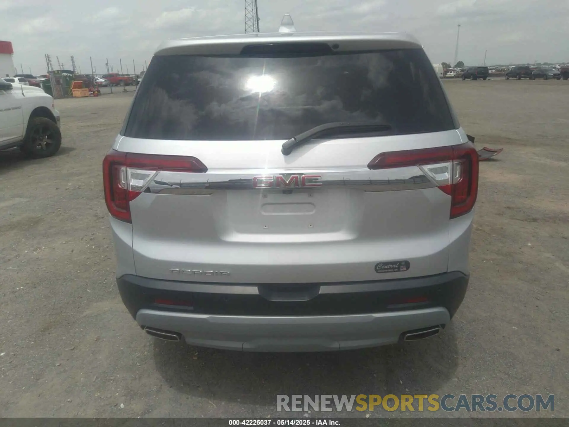 15 Photograph of a damaged car 1GKKNKLS6LZ181256 GMC ACADIA 2020