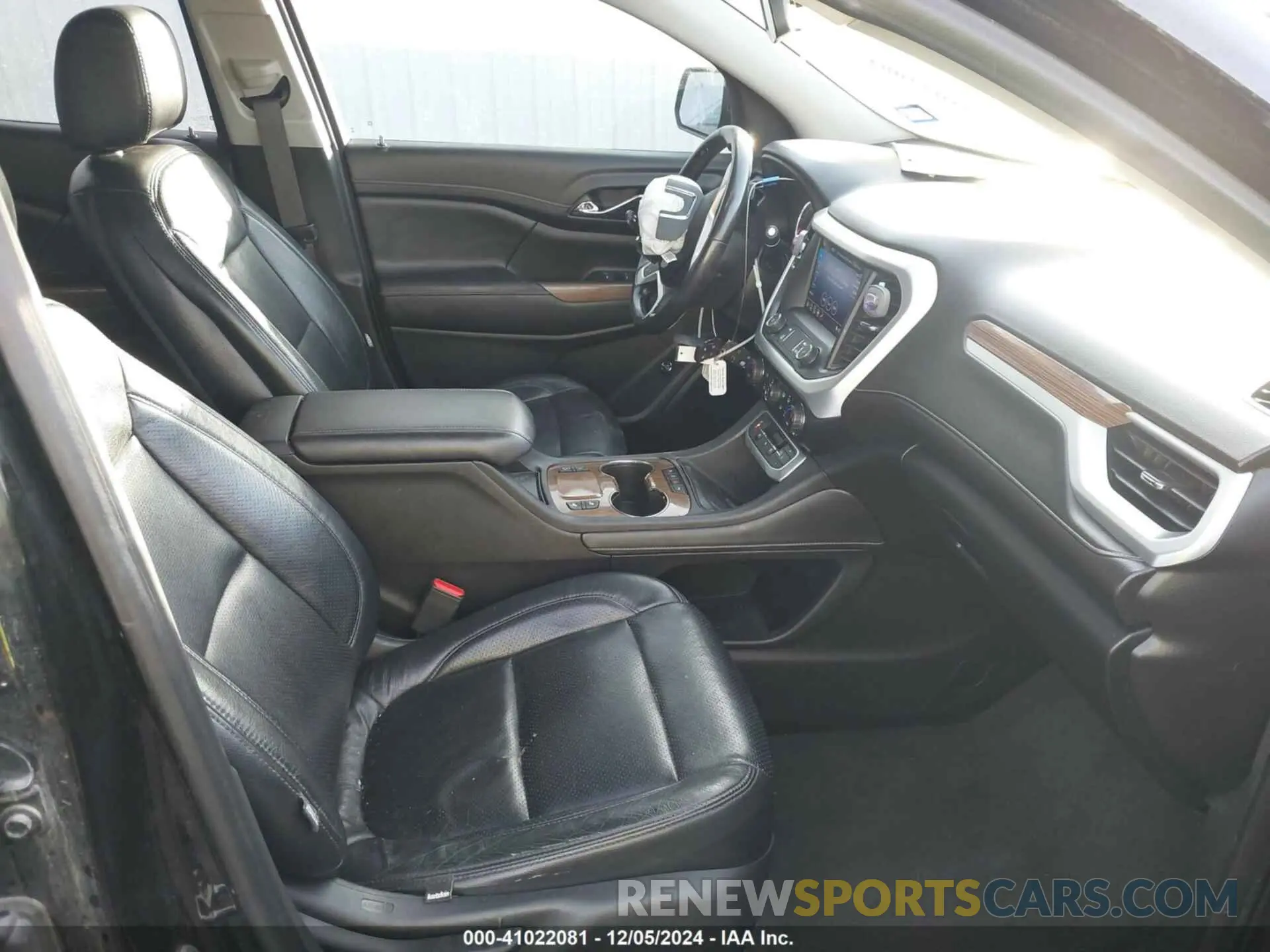 5 Photograph of a damaged car 1GKKNKLS9LZ167738 GMC ACADIA 2020