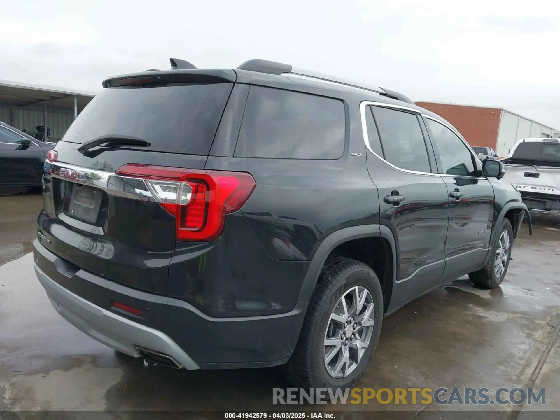 4 Photograph of a damaged car 1GKKNML48LZ200337 GMC ACADIA 2020
