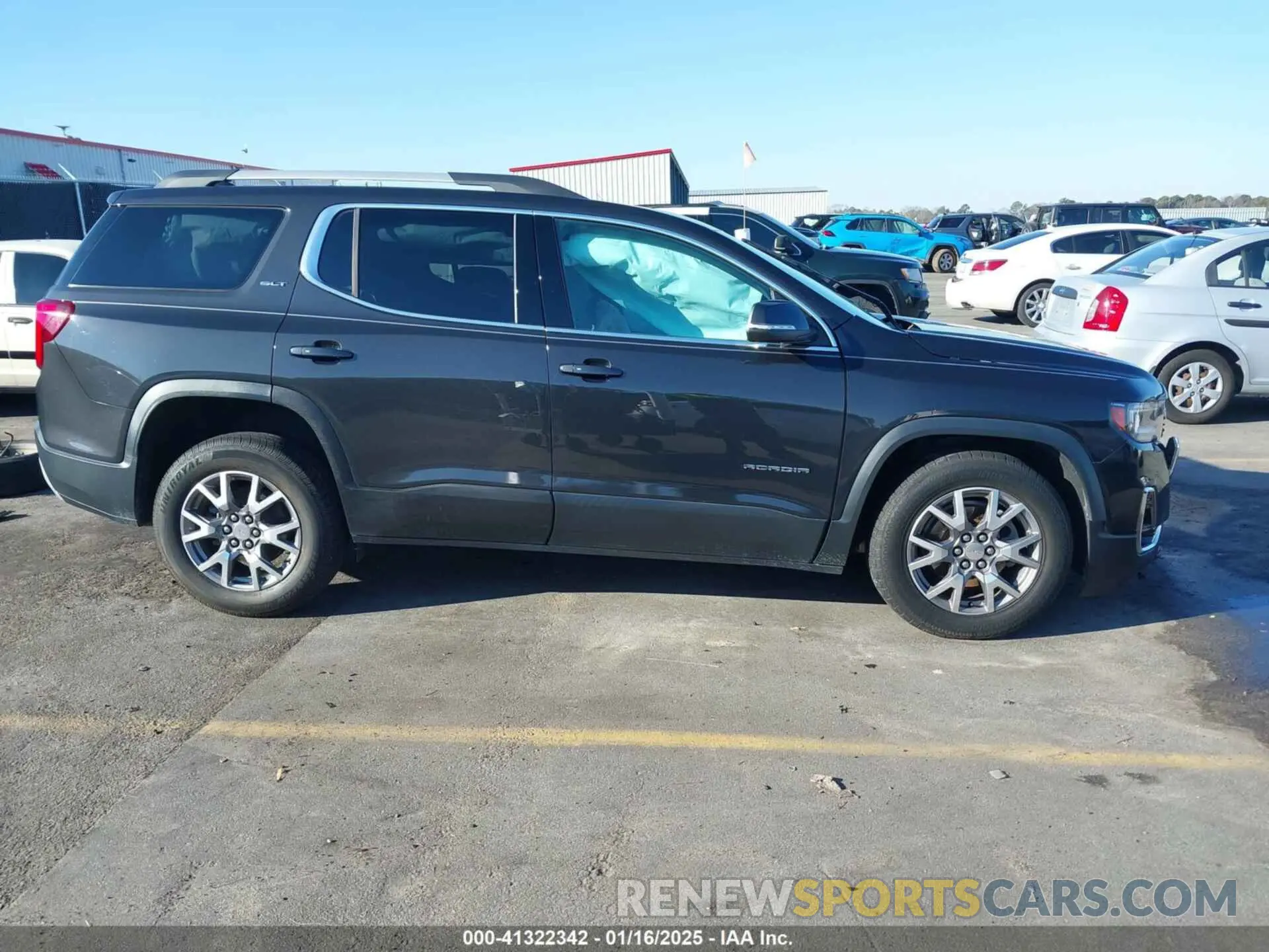 14 Photograph of a damaged car 1GKKNMLS1LZ137161 GMC ACADIA 2020