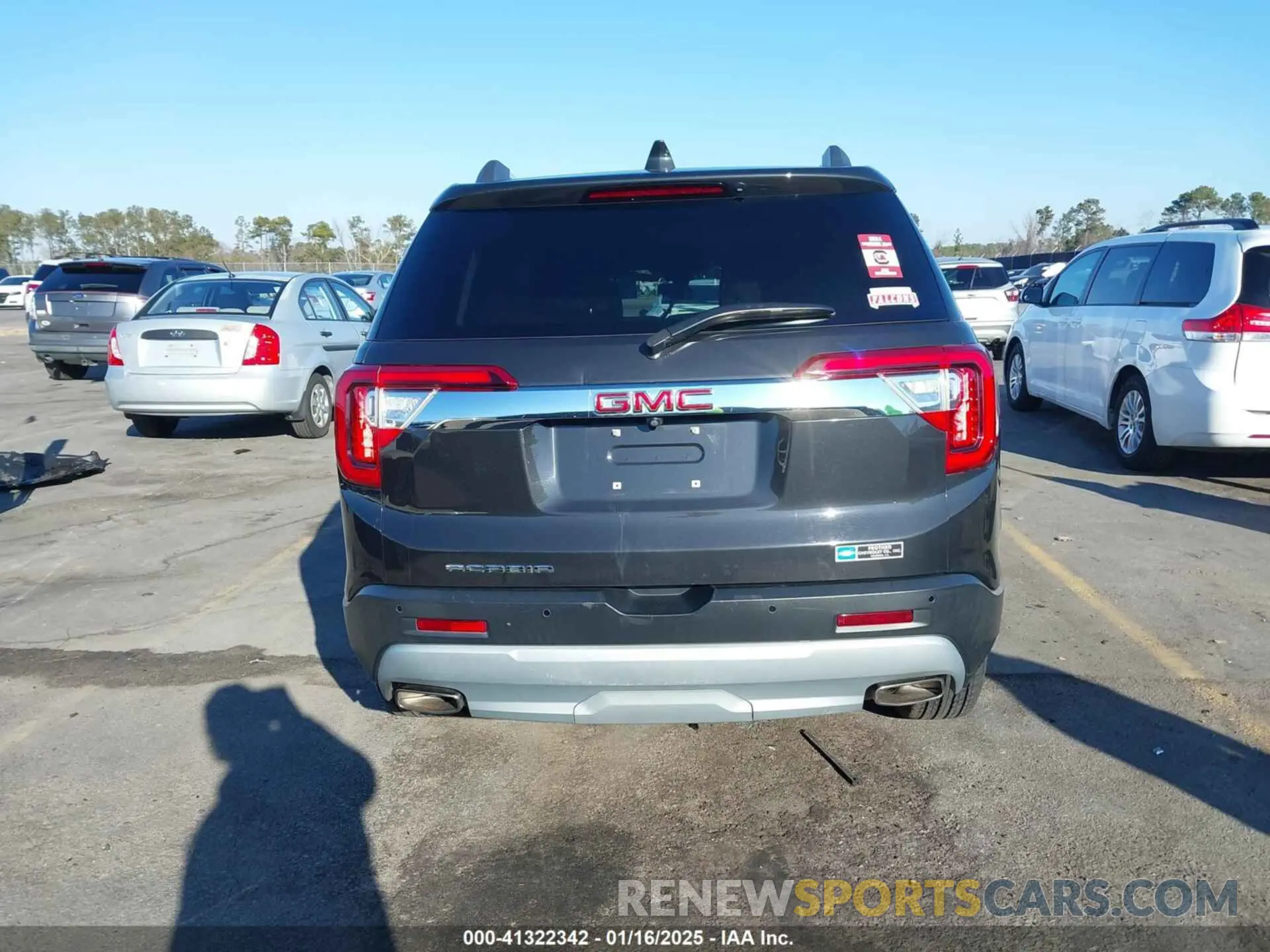 17 Photograph of a damaged car 1GKKNMLS1LZ137161 GMC ACADIA 2020