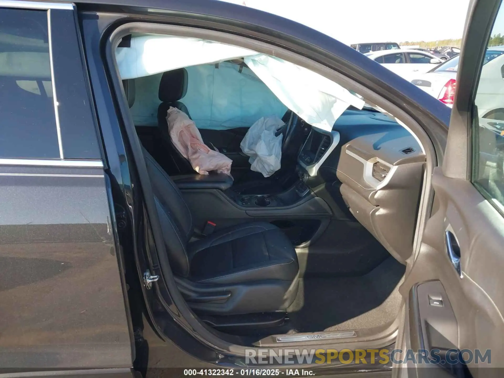 5 Photograph of a damaged car 1GKKNMLS1LZ137161 GMC ACADIA 2020