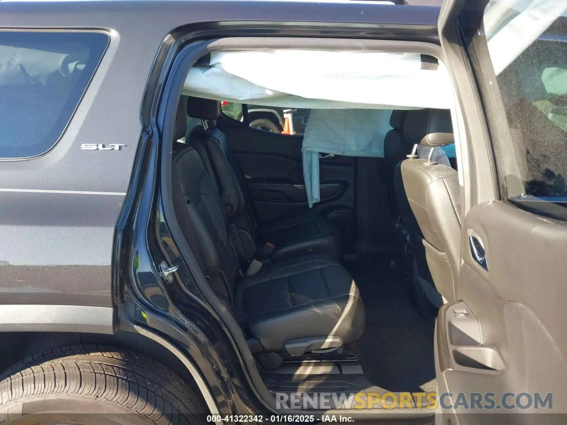 8 Photograph of a damaged car 1GKKNMLS1LZ137161 GMC ACADIA 2020