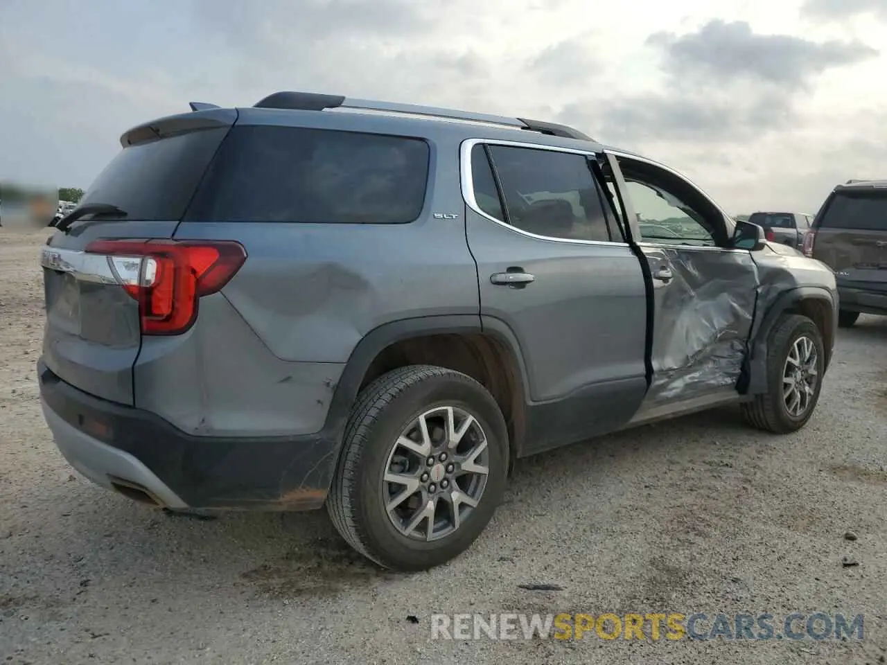 3 Photograph of a damaged car 1GKKNMLS1LZ158866 GMC ACADIA 2020