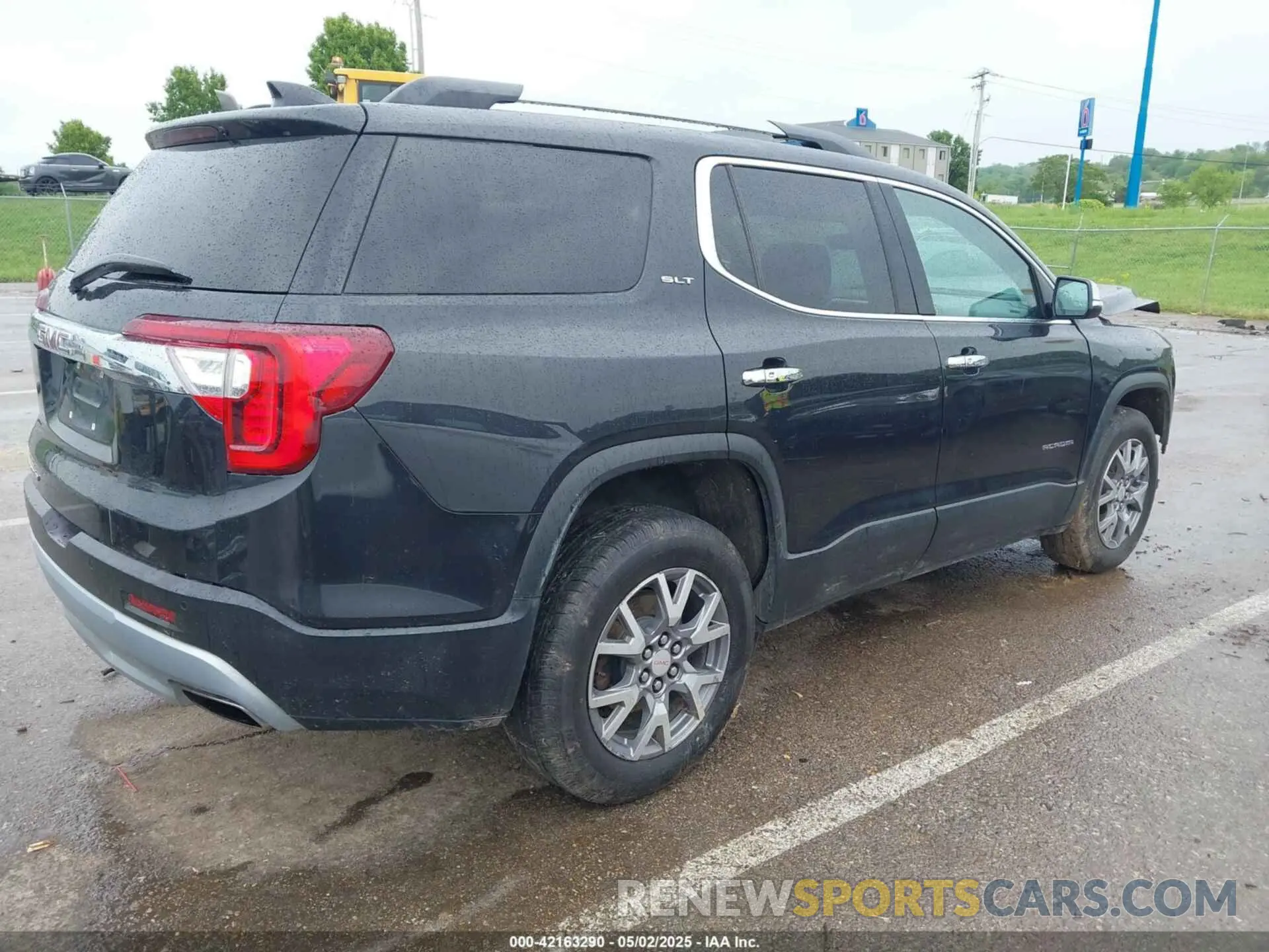 4 Photograph of a damaged car 1GKKNMLS2LZ136651 GMC ACADIA 2020