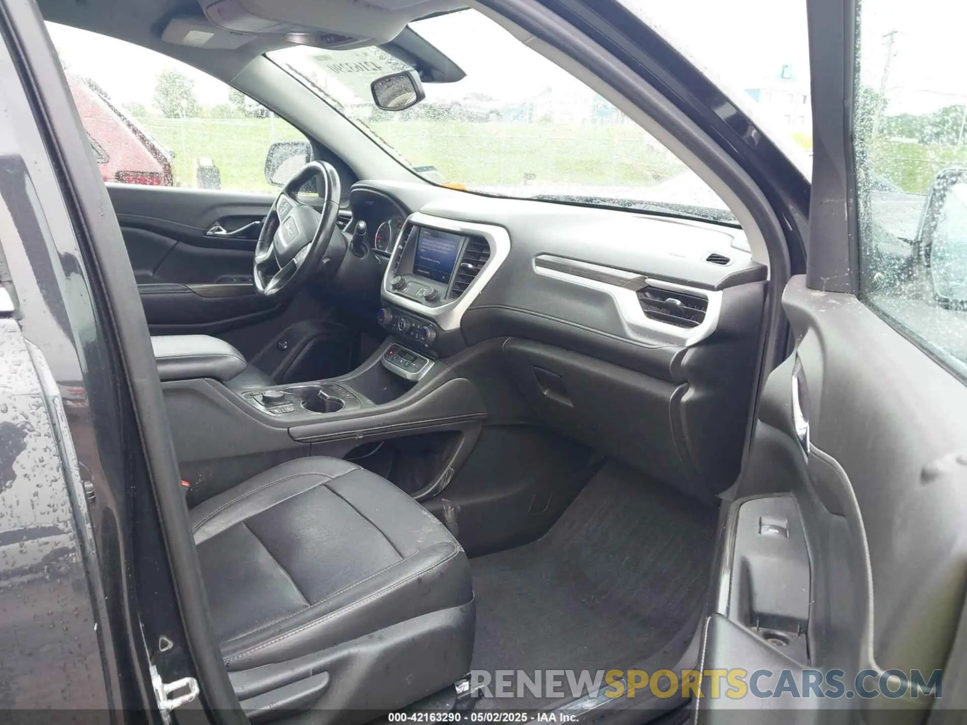5 Photograph of a damaged car 1GKKNMLS2LZ136651 GMC ACADIA 2020