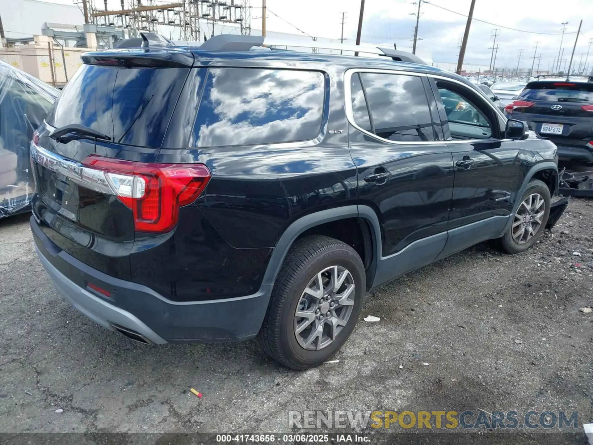 4 Photograph of a damaged car 1GKKNMLS2LZ212286 GMC ACADIA 2020