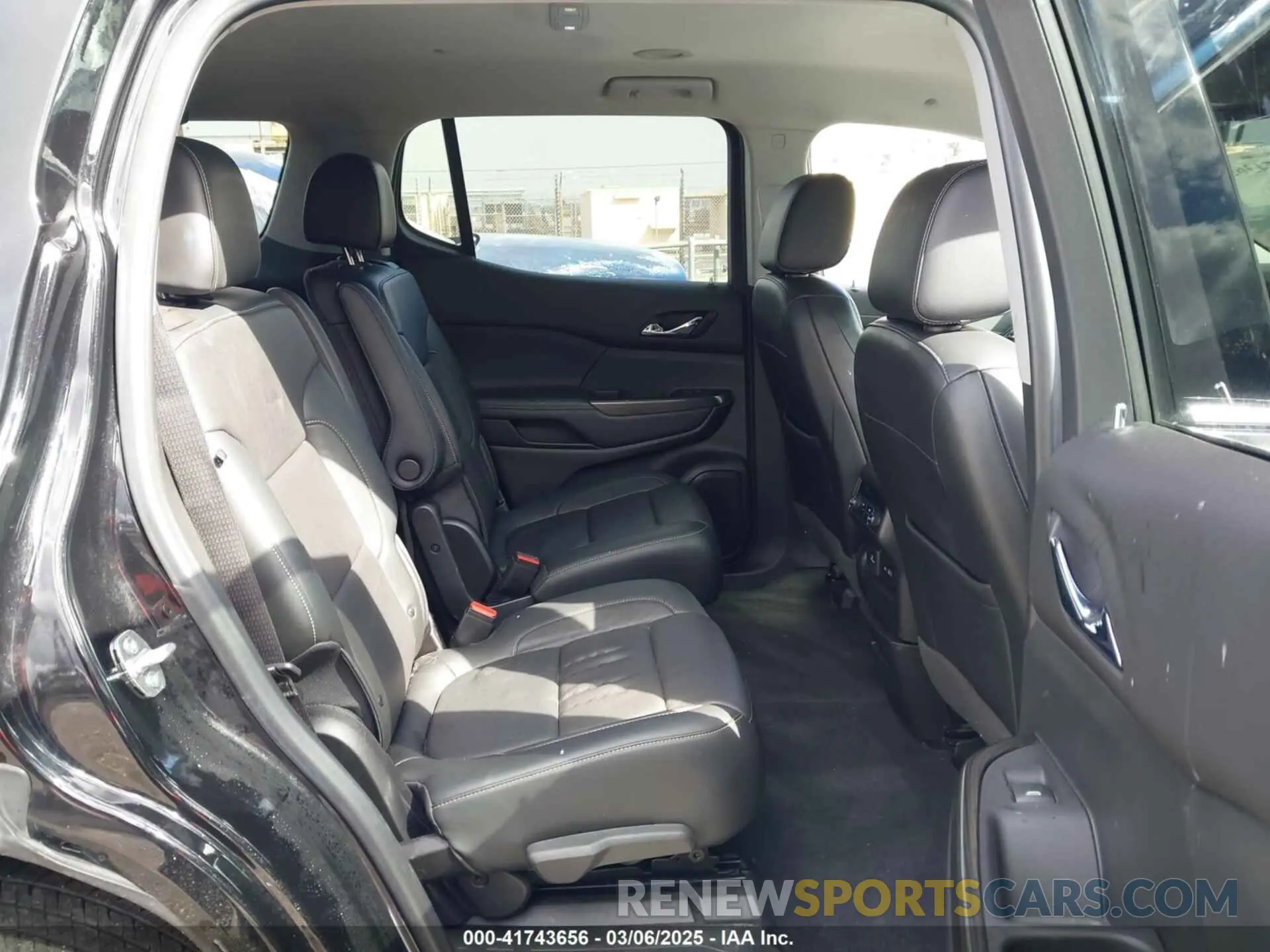 8 Photograph of a damaged car 1GKKNMLS2LZ212286 GMC ACADIA 2020